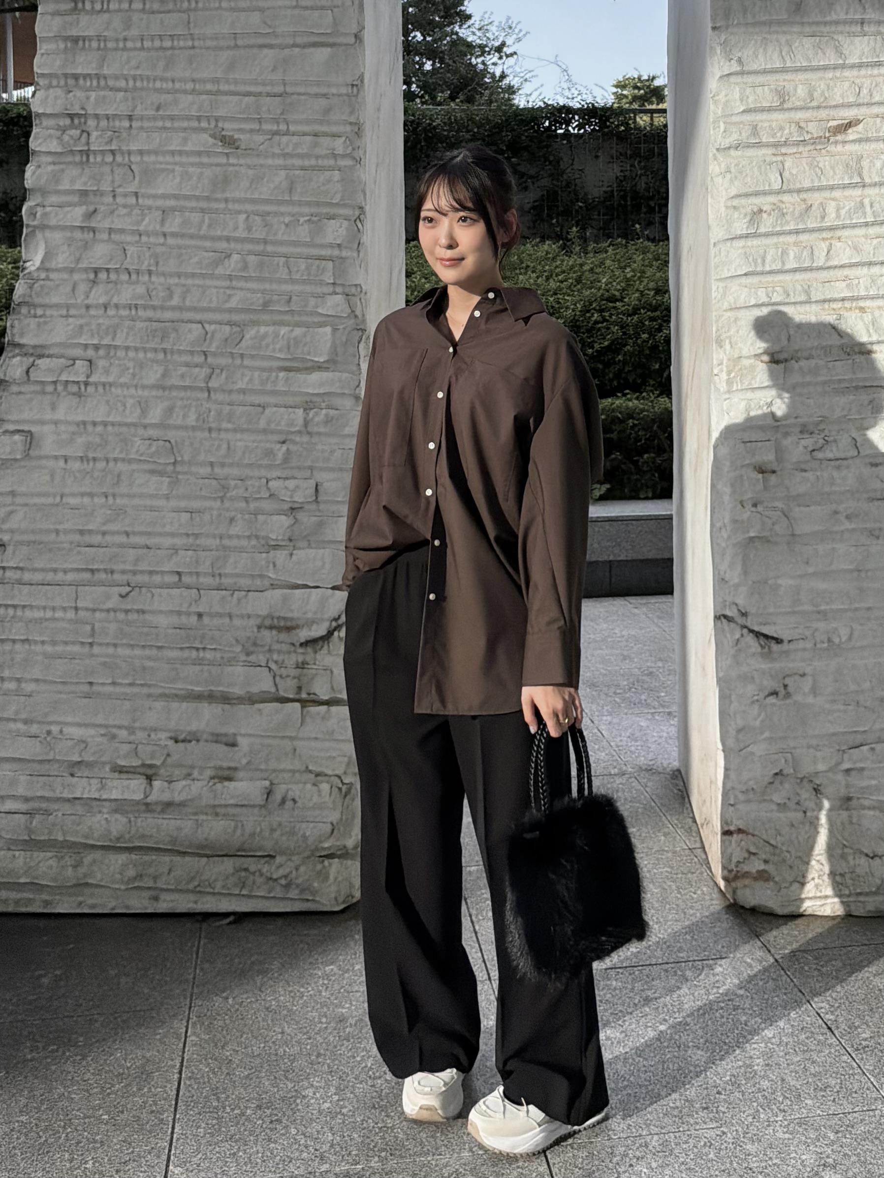 ririkaさんの「INDIVI｜タイムレスフォルムシャツ【LIVE紹介／上枝みどりさん着用】」を使ったコーディネート