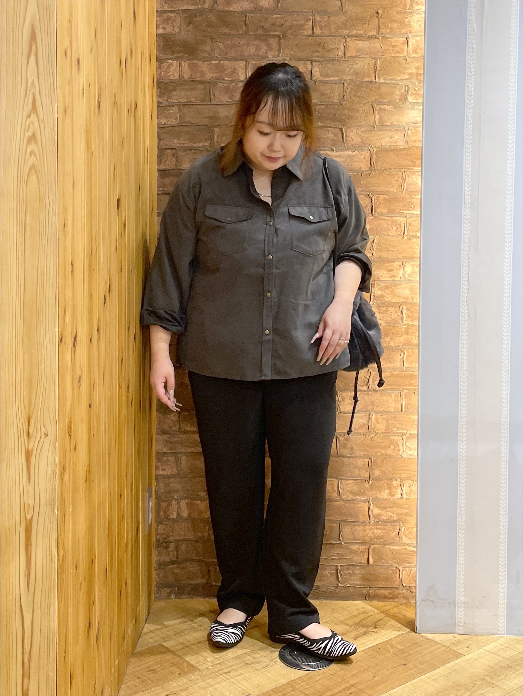 Risaさんの「SHOO･LA･RUE｜【S-LL/洗濯機可】なめらかさが心地いい。スエード調ポケットシャツ」を使ったコーディネート