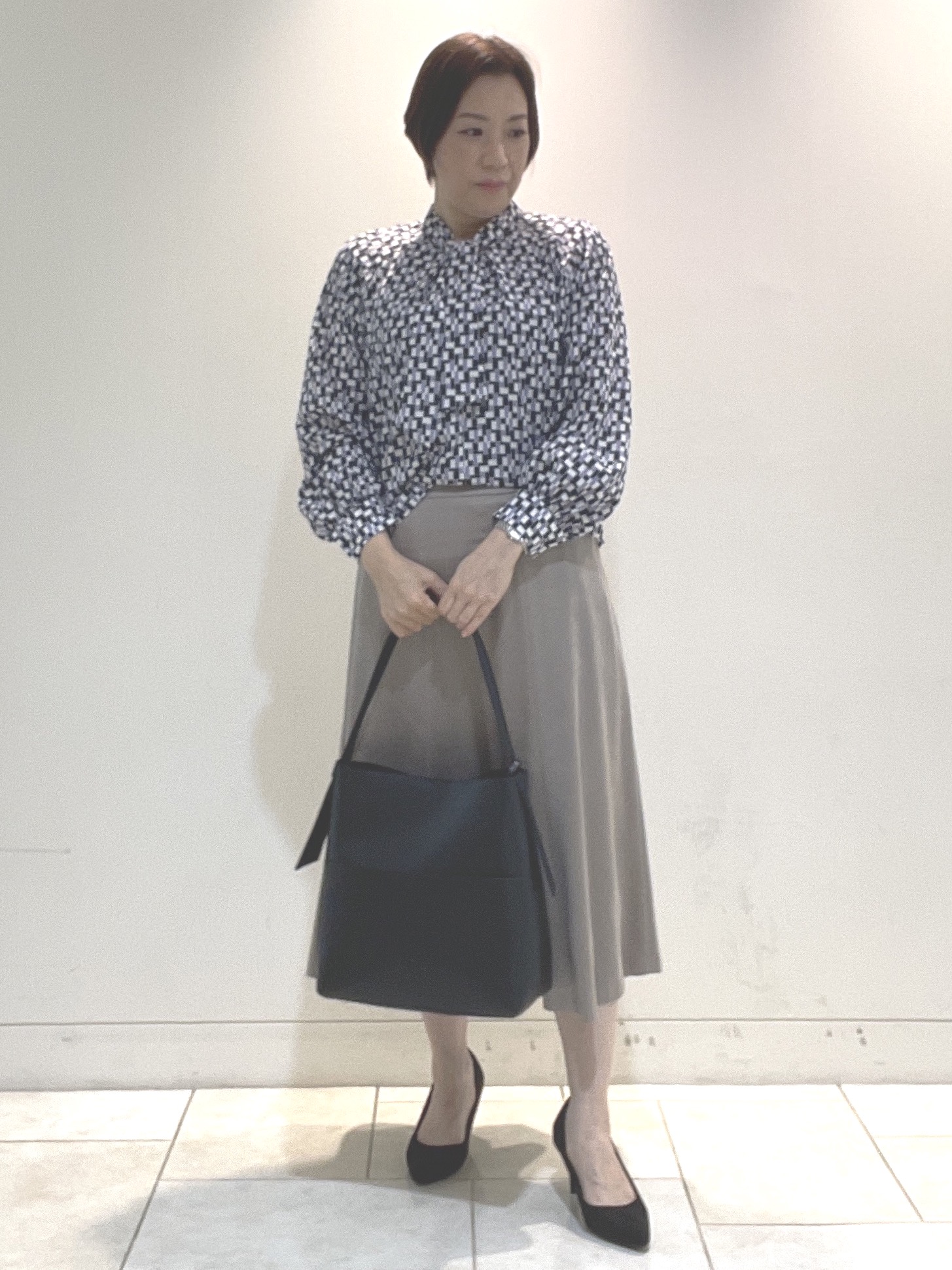 フミさんの「Reflect｜【SS-4Lサイズ／セットアップ】幾何柄プリント ボウタイデザインブラウス」を使ったコーディネート