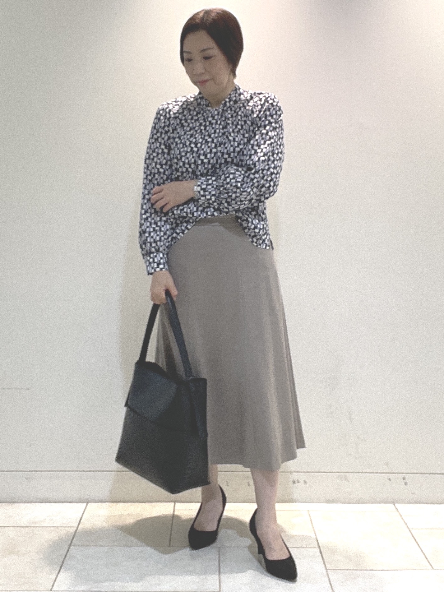 フミさんの「Reflect｜【SS-4Lサイズ／セットアップ】幾何柄プリント ボウタイデザインブラウス」を使ったコーディネート