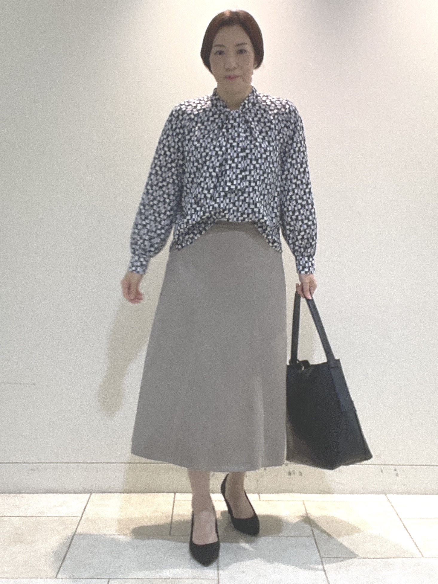 フミさんの「Reflect｜【SS-4Lサイズ／セットアップ】幾何柄プリント ボウタイデザインブラウス」を使ったコーディネート