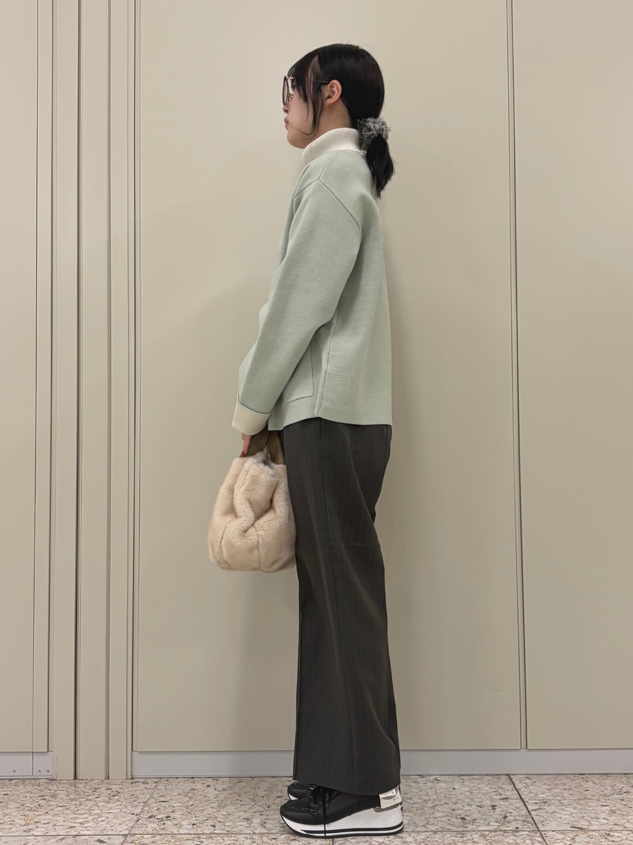 ひよりん⭐️さんの「SHOO･LA･RUE｜【絶妙なゆるピタ/S-LL/洗濯機可】華やかラメリブタートルニット」を使ったコーディネート