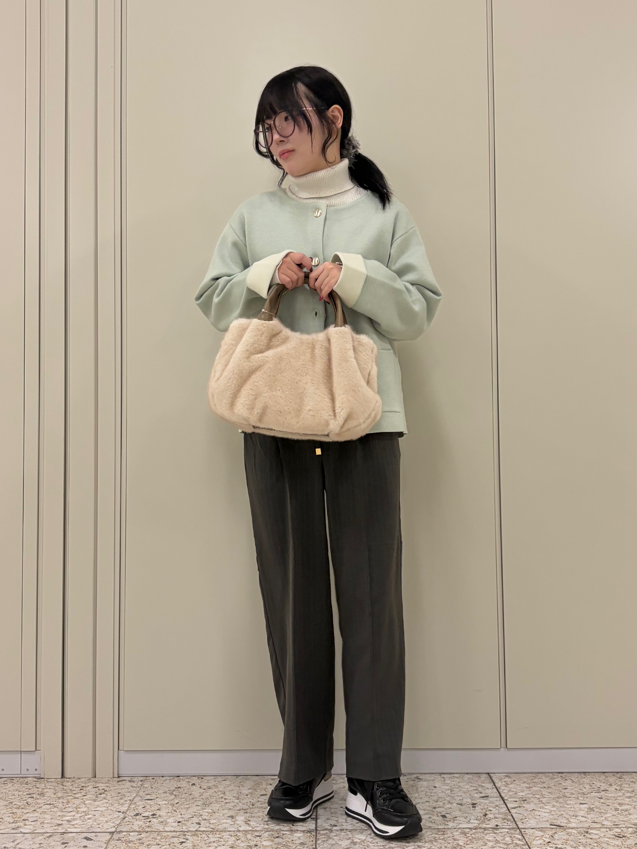 ひよりん⭐️さんの「SHOO･LA･RUE｜【絶妙なゆるピタ/S-LL/洗濯機可】華やかラメリブタートルニット」を使ったコーディネート