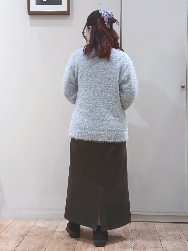 Riranさんの「SHOO･LA･RUE｜【洗濯機可】ふわふわフェザーⅤネックカーディガン」を使ったコーディネート