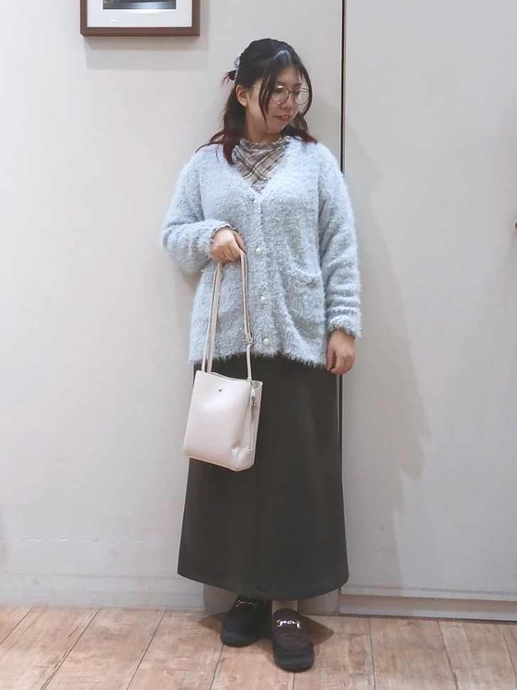 Riranさんの「SHOO･LA･RUE｜【洗濯機可】ふわふわフェザーⅤネックカーディガン」を使ったコーディネート