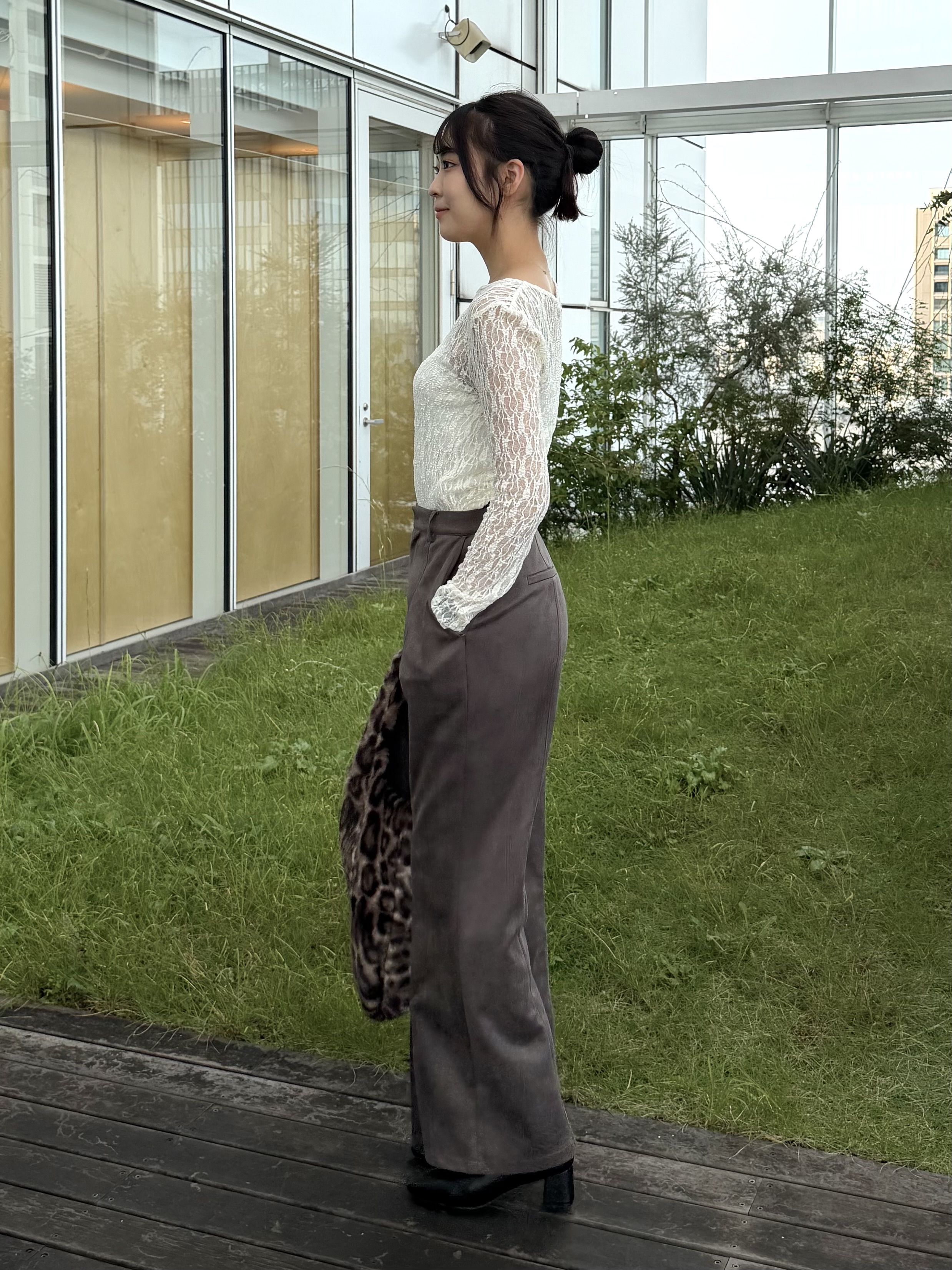 ririkaさんの「INDIVI｜スエードタッチ スリットフレアパンツ」を使ったコーディネート