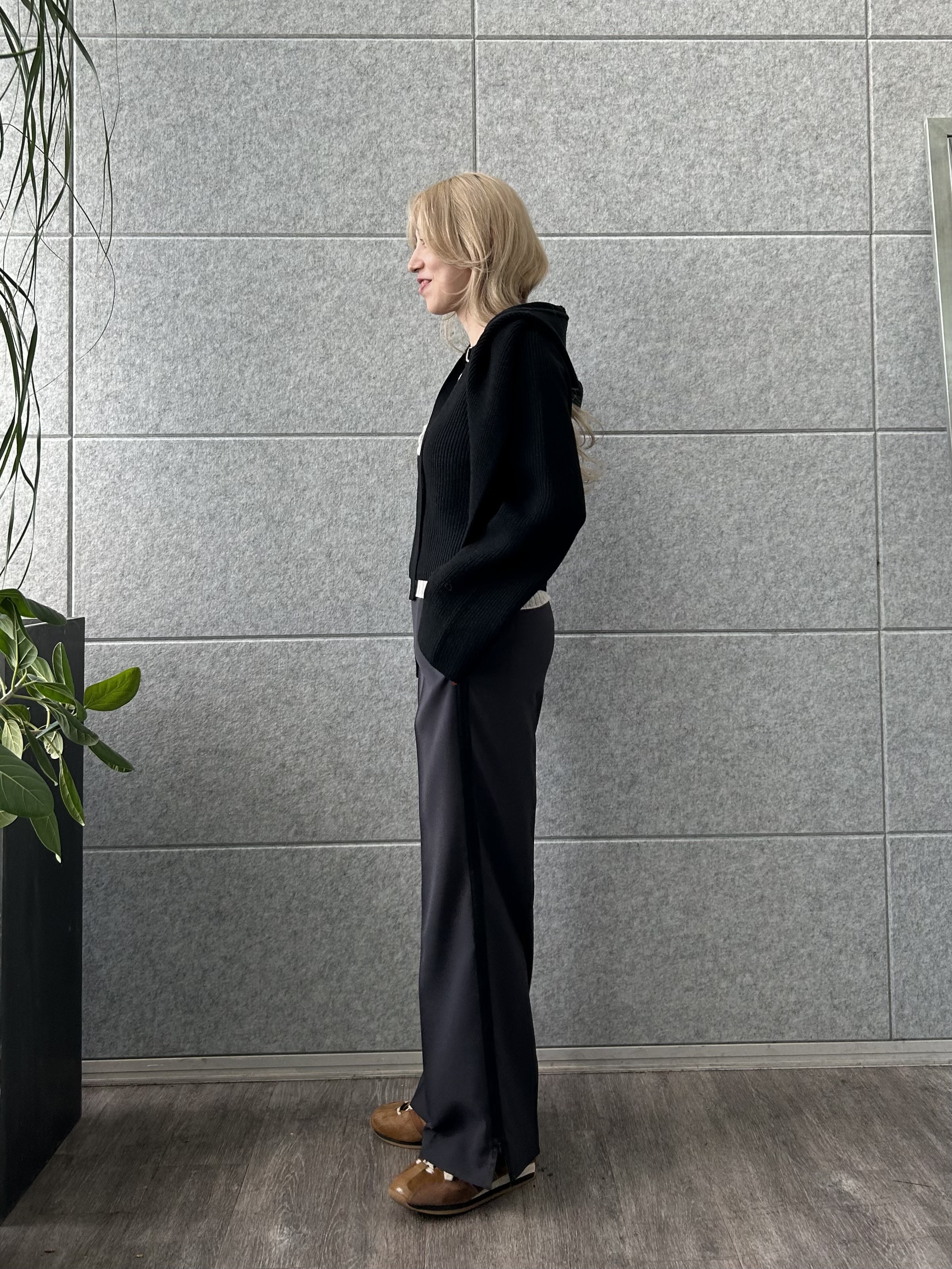 honoka Aさんの「CODE A｜deep V form knit」を使ったコーディネート