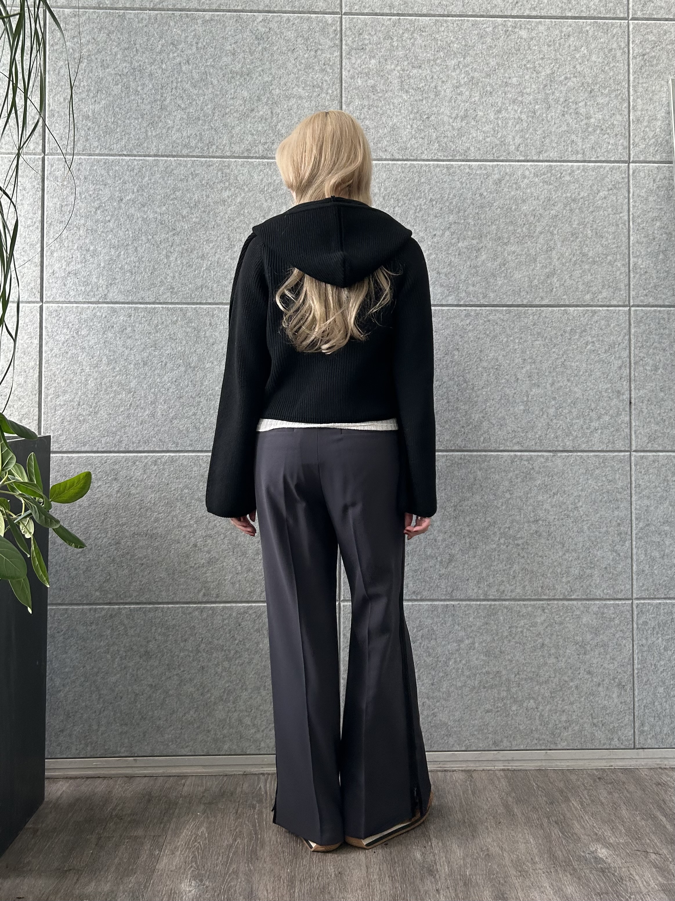honoka Aさんの「CODE A｜deep V form knit」を使ったコーディネート