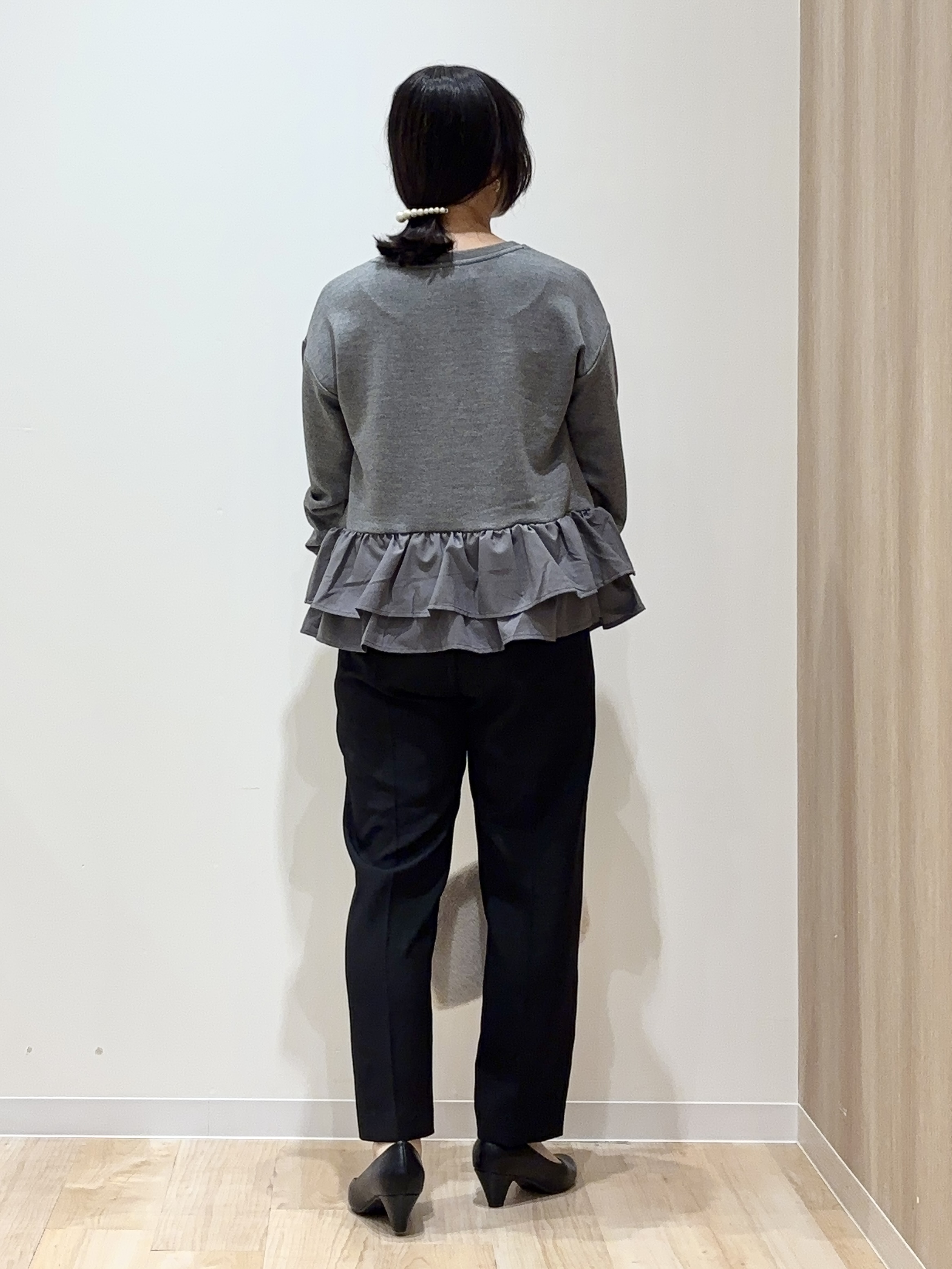 miraiさんの「grove｜ふんわりペプラム フリルダンボールトップス」を使ったコーディネート