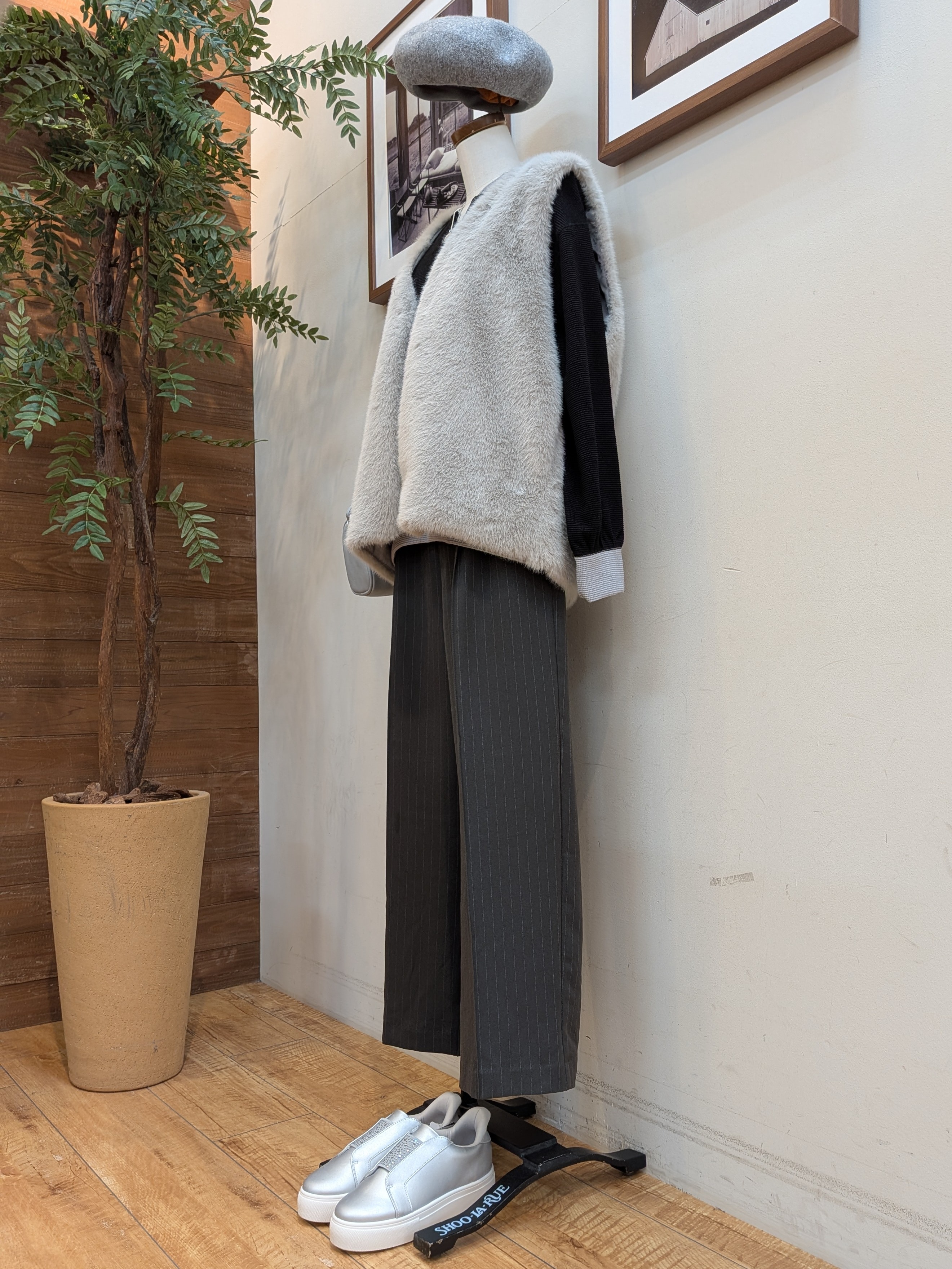 うっちーさんの「SHOO･LA･RUE｜重ねるだけでこなれコーデに ふわふわフェイクファーベスト」を使ったコーディネート