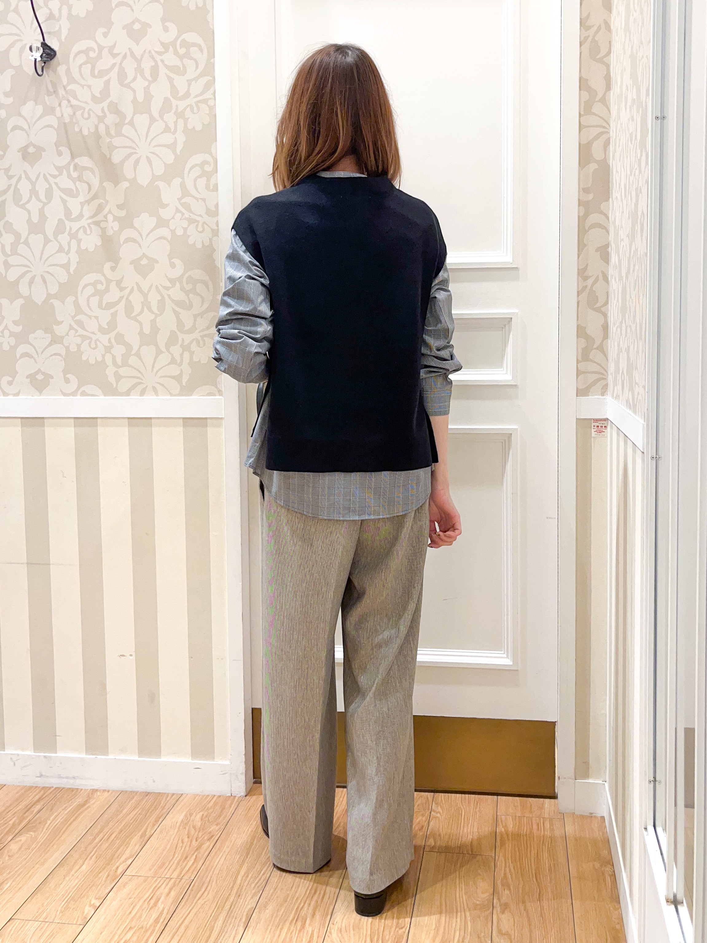 みーちゃんさんの「grove｜【2点セット/時短・着回し】着るだけでコーデが完成 ニットベスト&times;シャツ」を使ったコーディネート