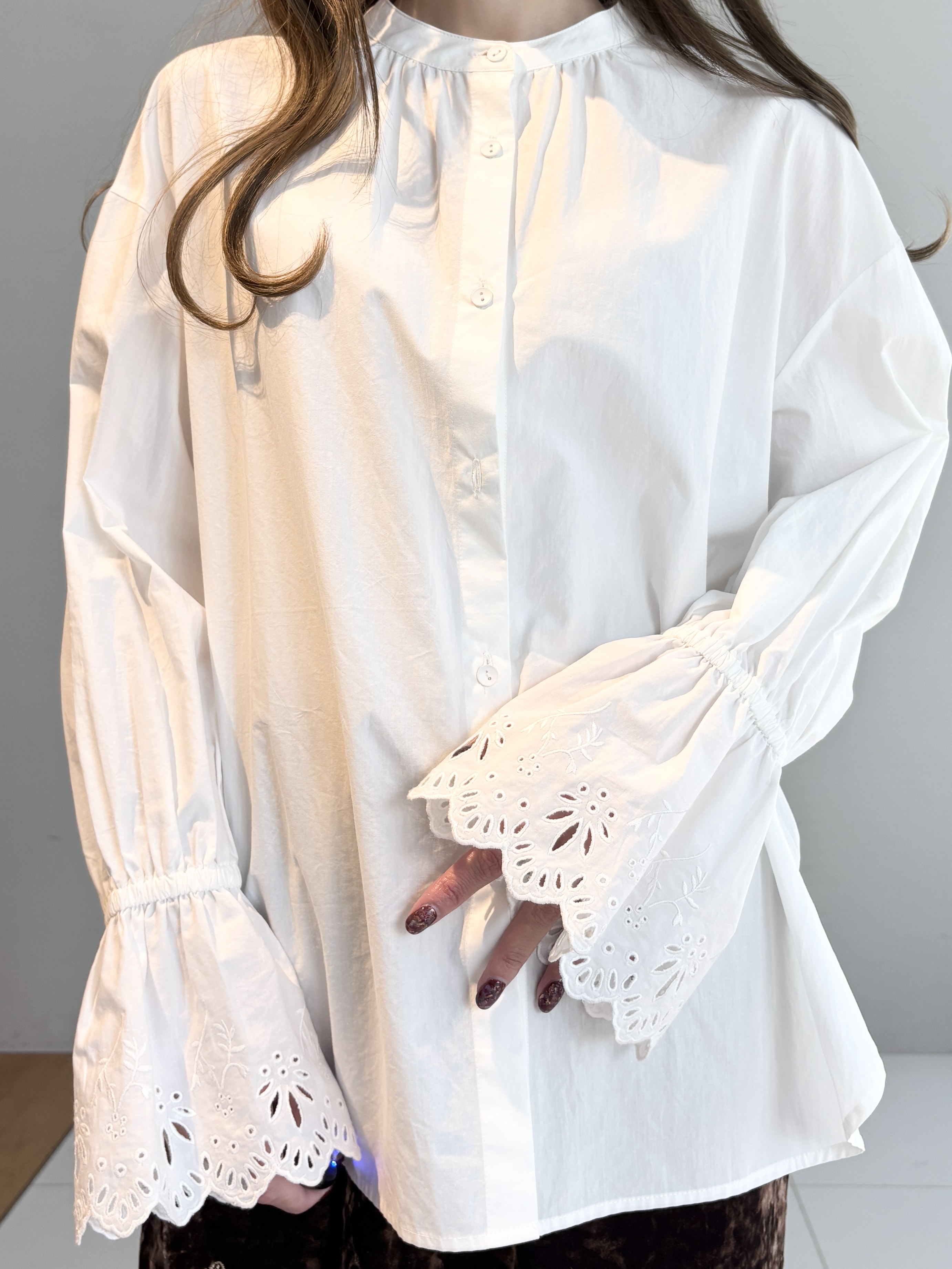 清水夏姫さんの「DRESSTERIOR｜【STORY11月号掲載】エンブロイダリーカフスシャツ」を使ったコーディネート
