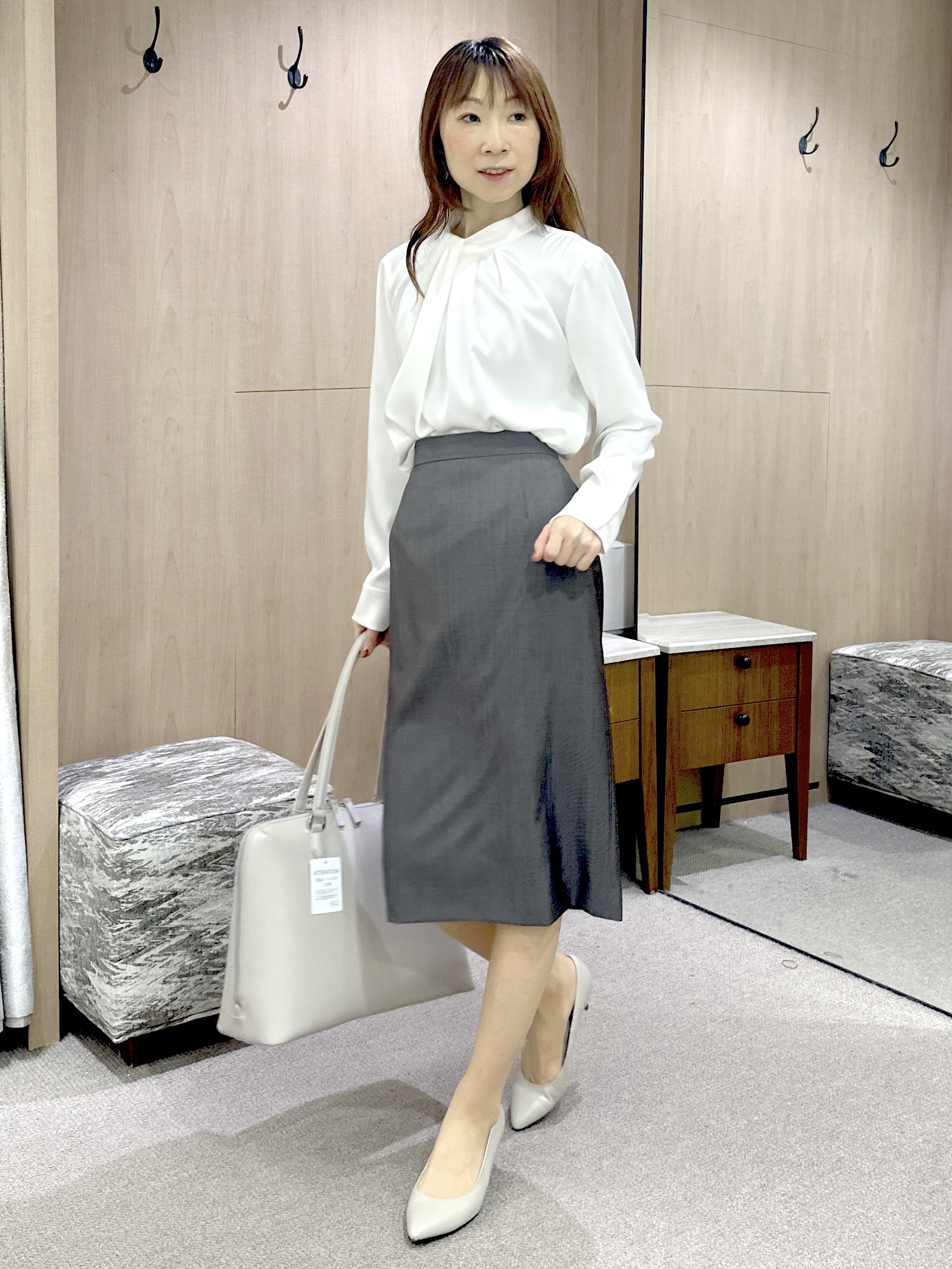 Miwaさんの「UNTITLED｜【きれいめ/お仕事着】サテンドレープブラウス」を使ったコーディネート