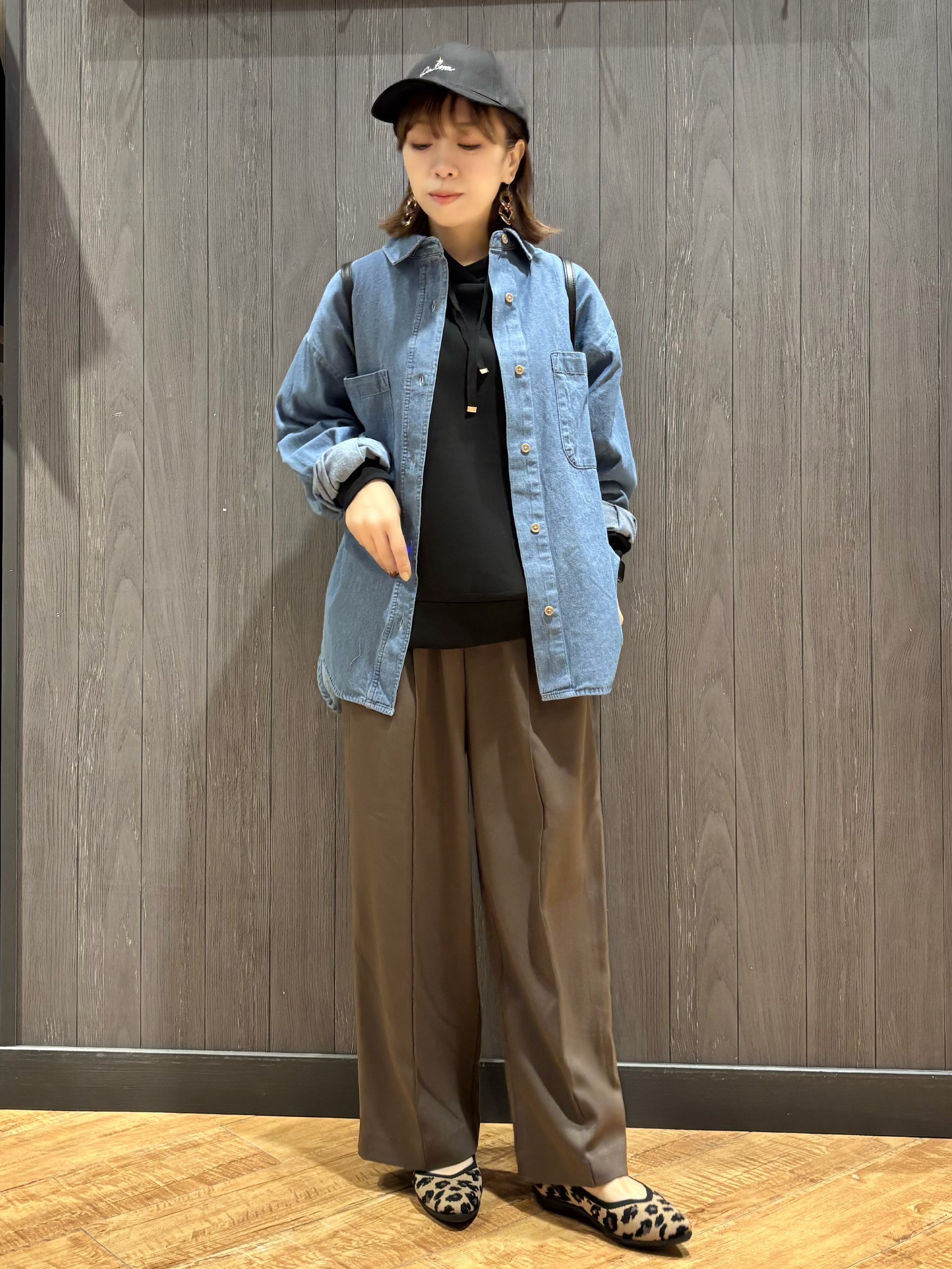 meiさんの「SHOO･LA･RUE｜【S-LL/洗濯機可/体型カバー】ライトオンスデニム ダブルポケット オーバーサイズシャツ」を使ったコーディネート