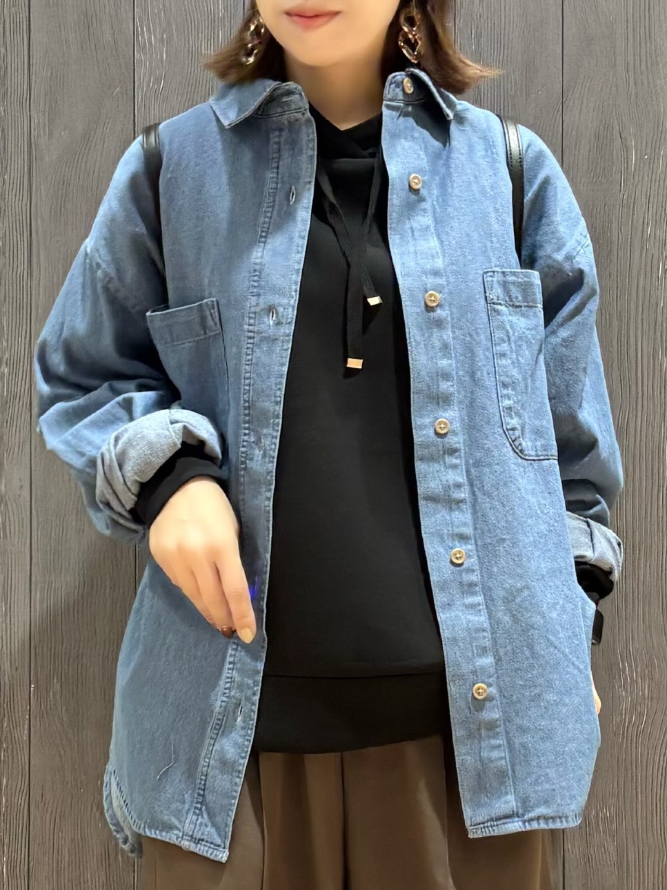 meiさんの「SHOO･LA･RUE｜【S-LL/洗濯機可/体型カバー】ライトオンスデニム ダブルポケット オーバーサイズシャツ」を使ったコーディネート