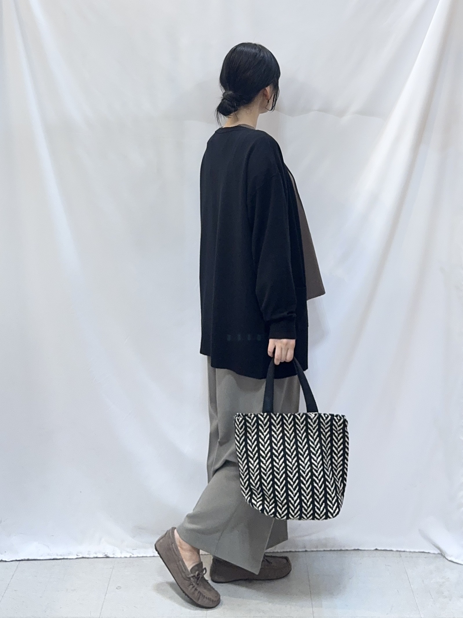 𝐇𝐢𝐫𝐨𝐦𝐢さんの「SHOO･LA･RUE｜【体型カバー/洗濯機可/ポケット付き】ゆるシルエット もちもち ボタンレスカーディガン」を使ったコーディネート