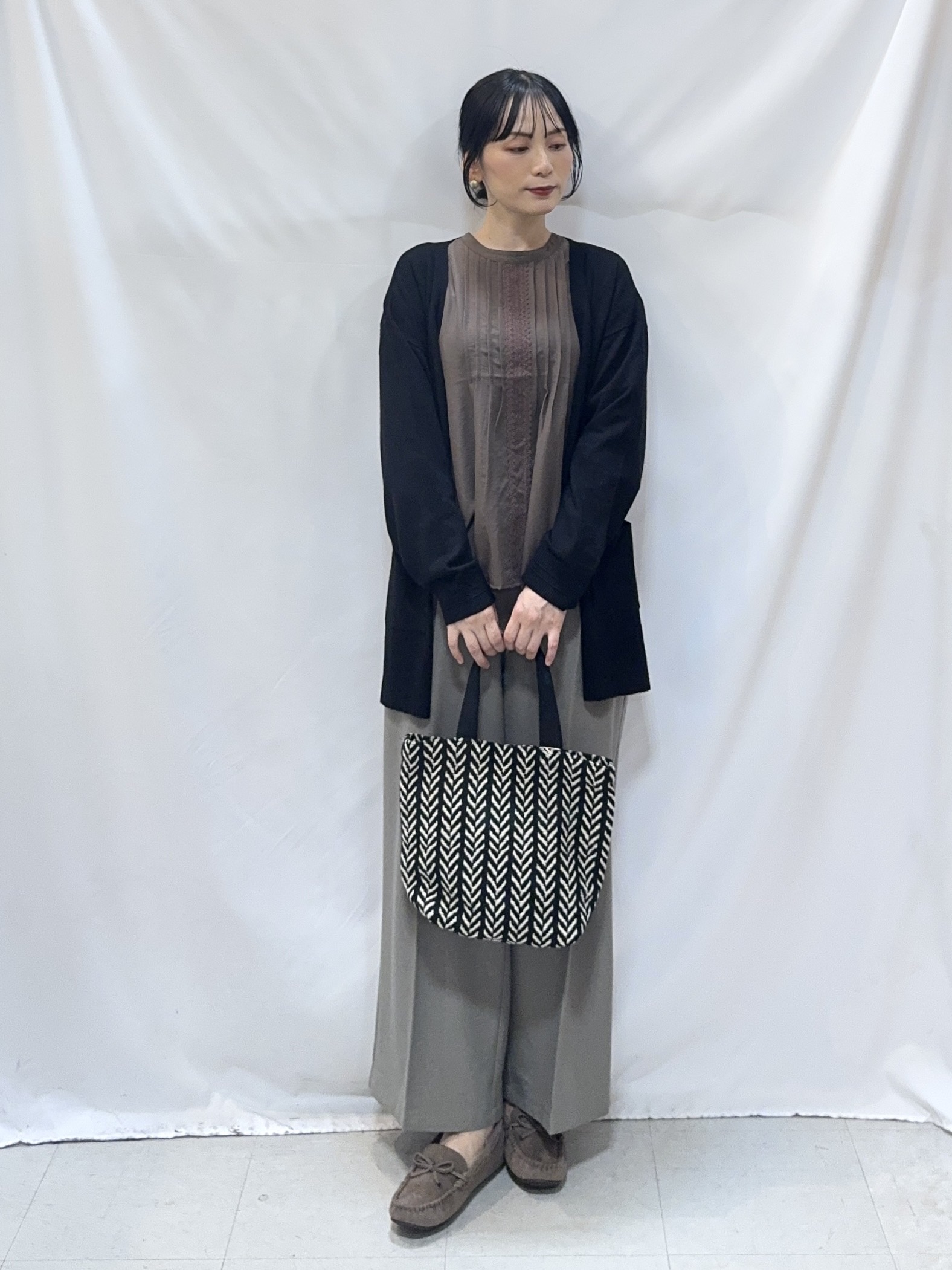 𝐇𝐢𝐫𝐨𝐦𝐢さんの「SHOO･LA･RUE｜【体型カバー/洗濯機可/ポケット付き】ゆるシルエット もちもち ボタンレスカーディガン」を使ったコーディネート