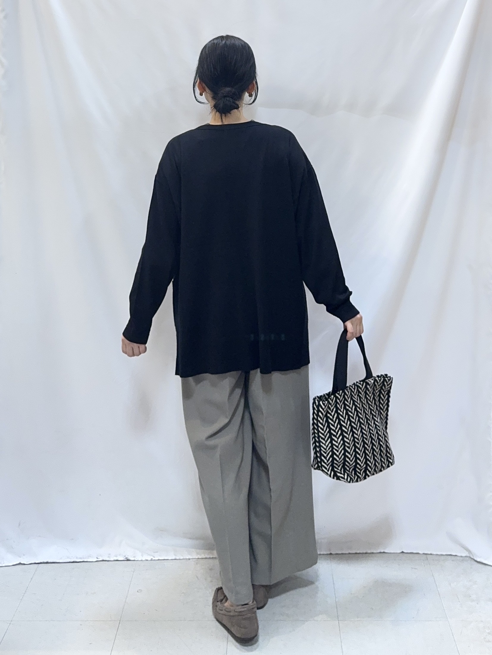 𝐇𝐢𝐫𝐨𝐦𝐢さんの「SHOO･LA･RUE｜【体型カバー/洗濯機可/ポケット付き】ゆるシルエット もちもち ボタンレスカーディガン」を使ったコーディネート