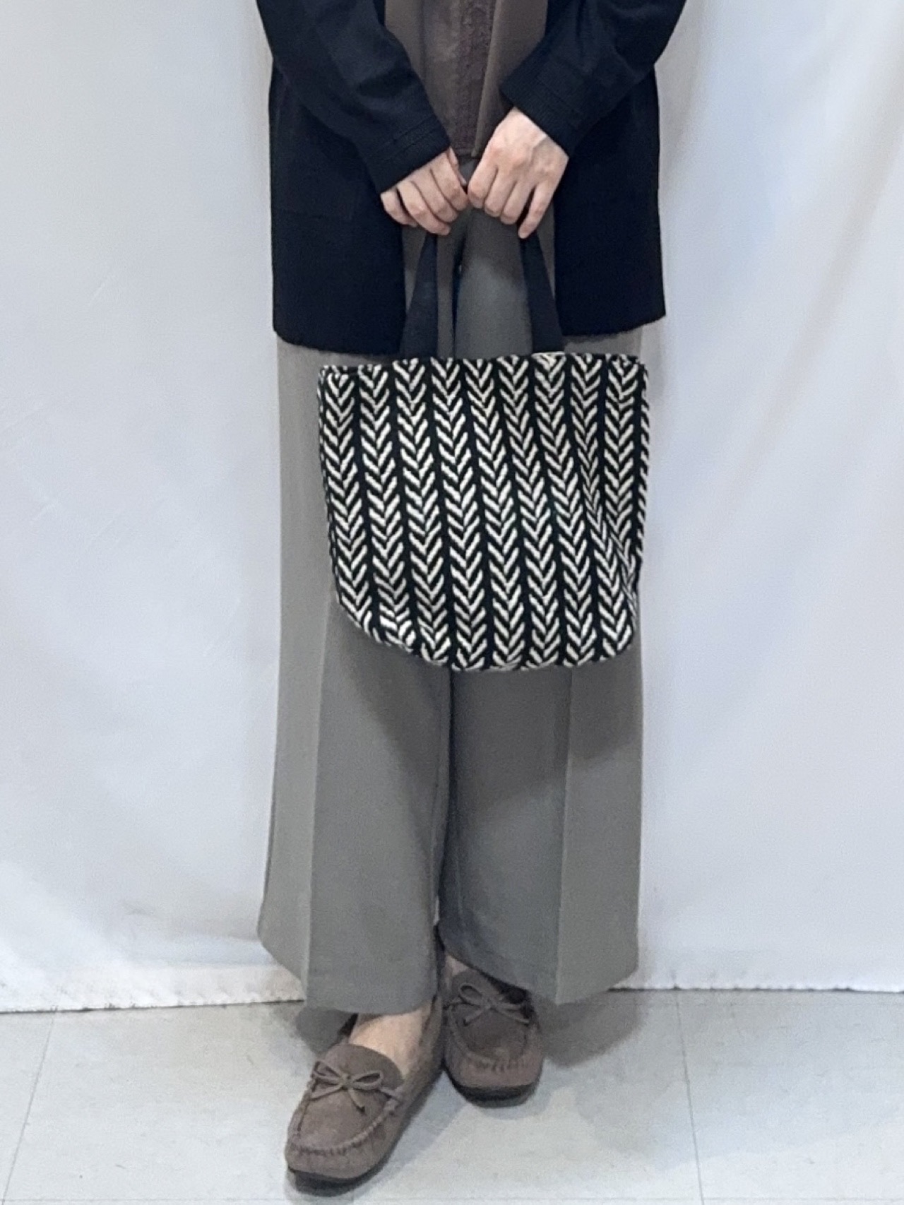 𝐇𝐢𝐫𝐨𝐦𝐢さんの「SHOO･LA･RUE｜【体型カバー/洗濯機可/ポケット付き】ゆるシルエット もちもち ボタンレスカーディガン」を使ったコーディネート
