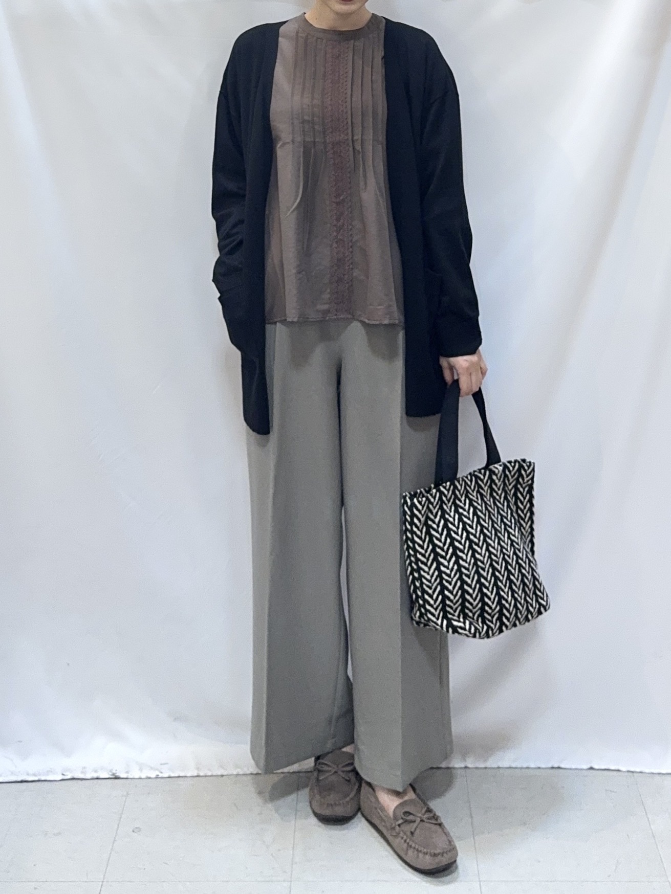 𝐇𝐢𝐫𝐨𝐦𝐢さんの「SHOO･LA･RUE｜【体型カバー/洗濯機可/ポケット付き】ゆるシルエット もちもち ボタンレスカーディガン」を使ったコーディネート