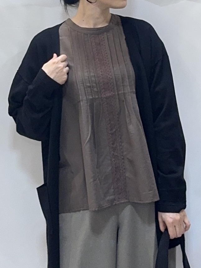 𝐇𝐢𝐫𝐨𝐦𝐢さんの「SHOO･LA･RUE｜【体型カバー/洗濯機可/ポケット付き】ゆるシルエット もちもち ボタンレスカーディガン」を使ったコーディネート