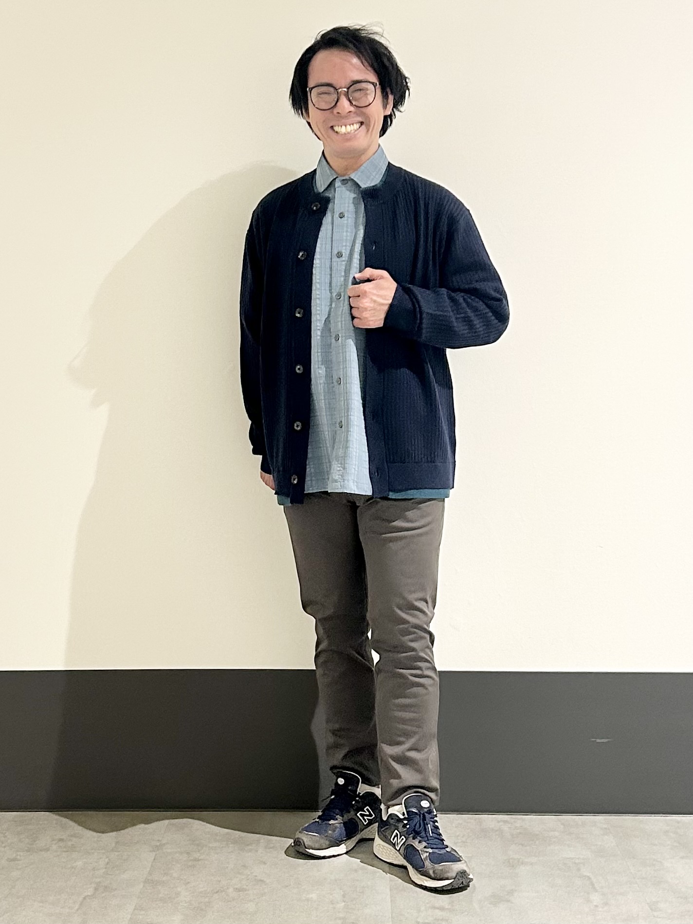 KENJI Iさんの「THE SHOP TK｜レイヤードデザイン カーディガン」を使ったコーディネート