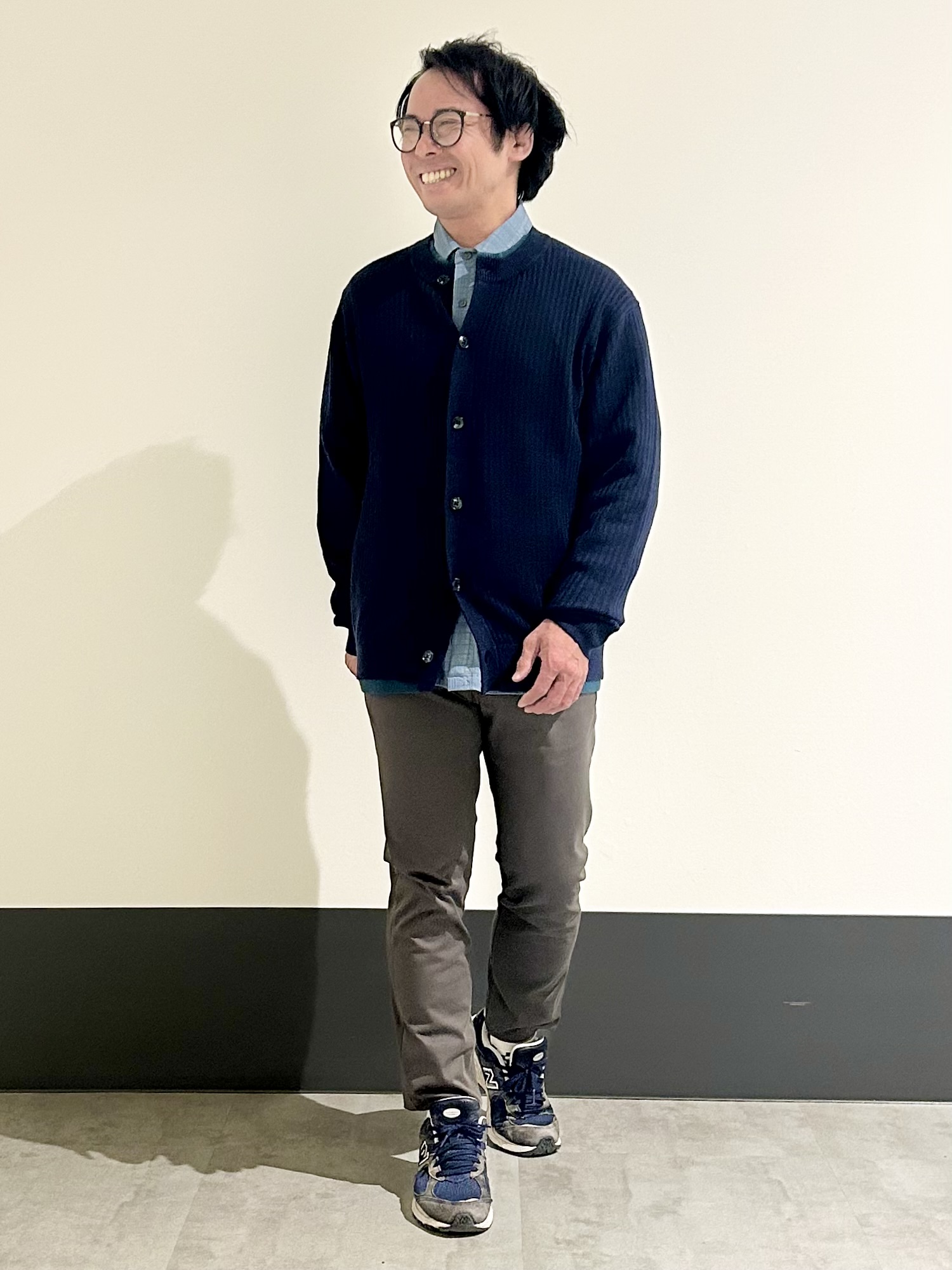 KENJI Iさんの「THE SHOP TK｜レイヤードデザイン カーディガン」を使ったコーディネート