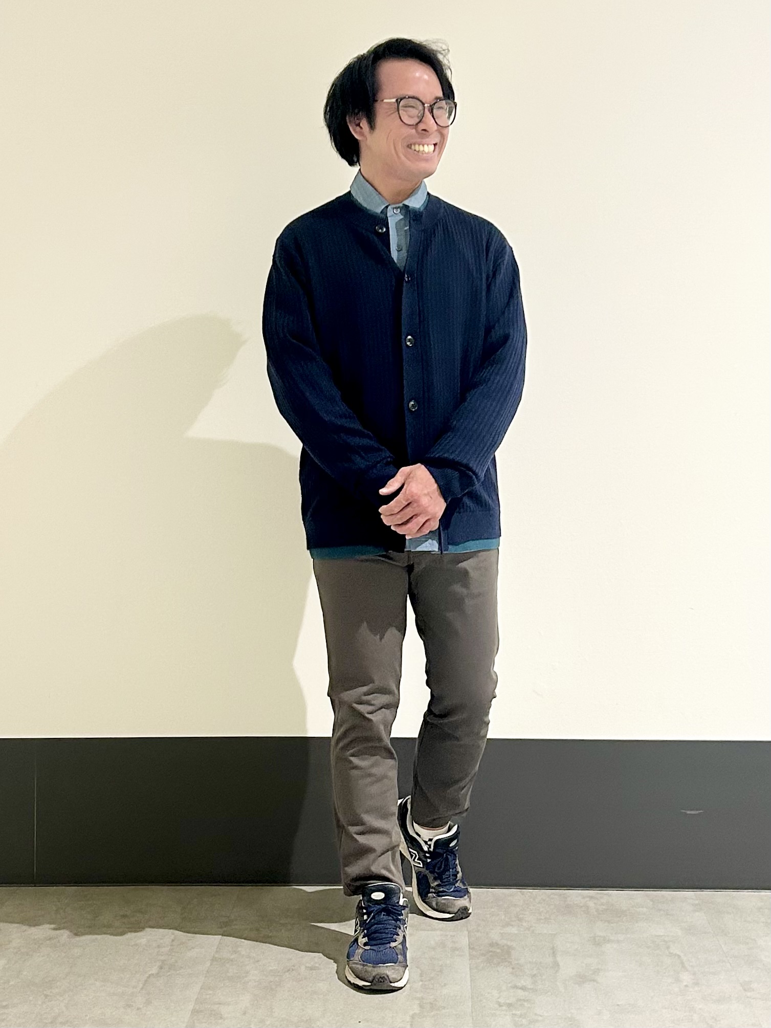 KENJI Iさんの「THE SHOP TK｜レイヤードデザイン カーディガン」を使ったコーディネート