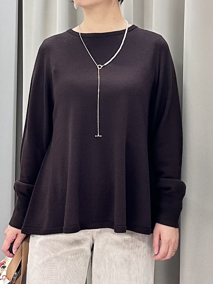 みなこさんの「UNTITLED｜【きれいに体型カバー/8色展開】Aラインシルエットニットプルオーバー」を使ったコーディネート