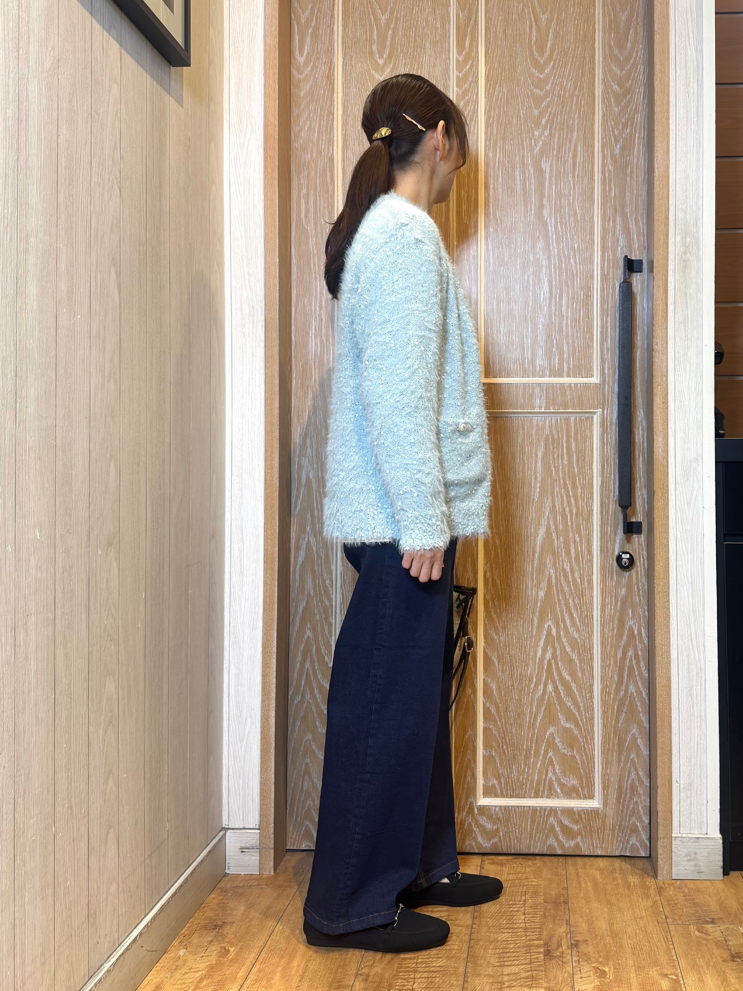 KAORIさんの「SHOO･LA･RUE｜【洗濯機可】ふわふわフェザーⅤネックカーディガン」を使ったコーディネート