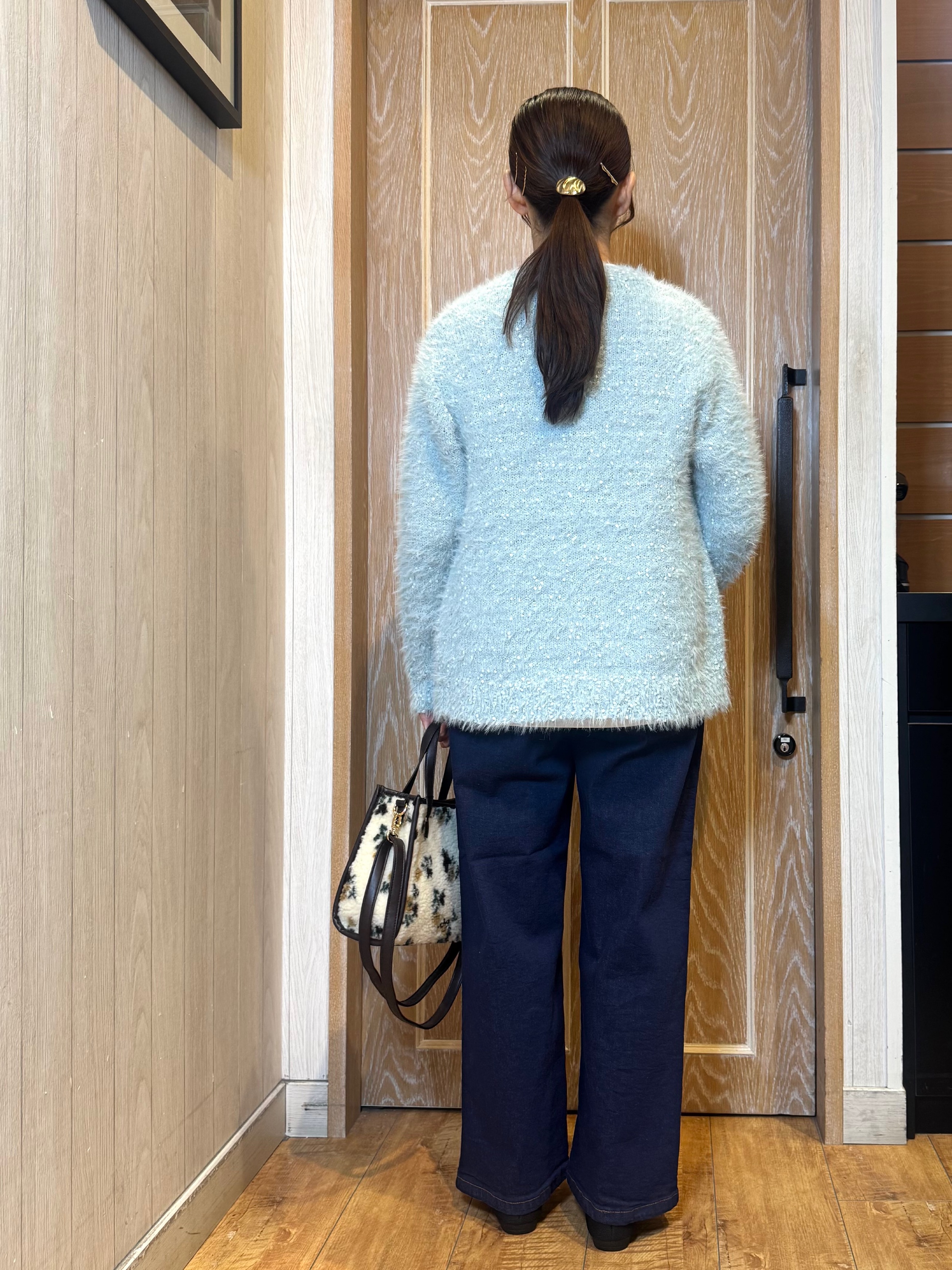 KAORIさんの「SHOO･LA･RUE｜【洗濯機可】ふわふわフェザーⅤネックカーディガン」を使ったコーディネート
