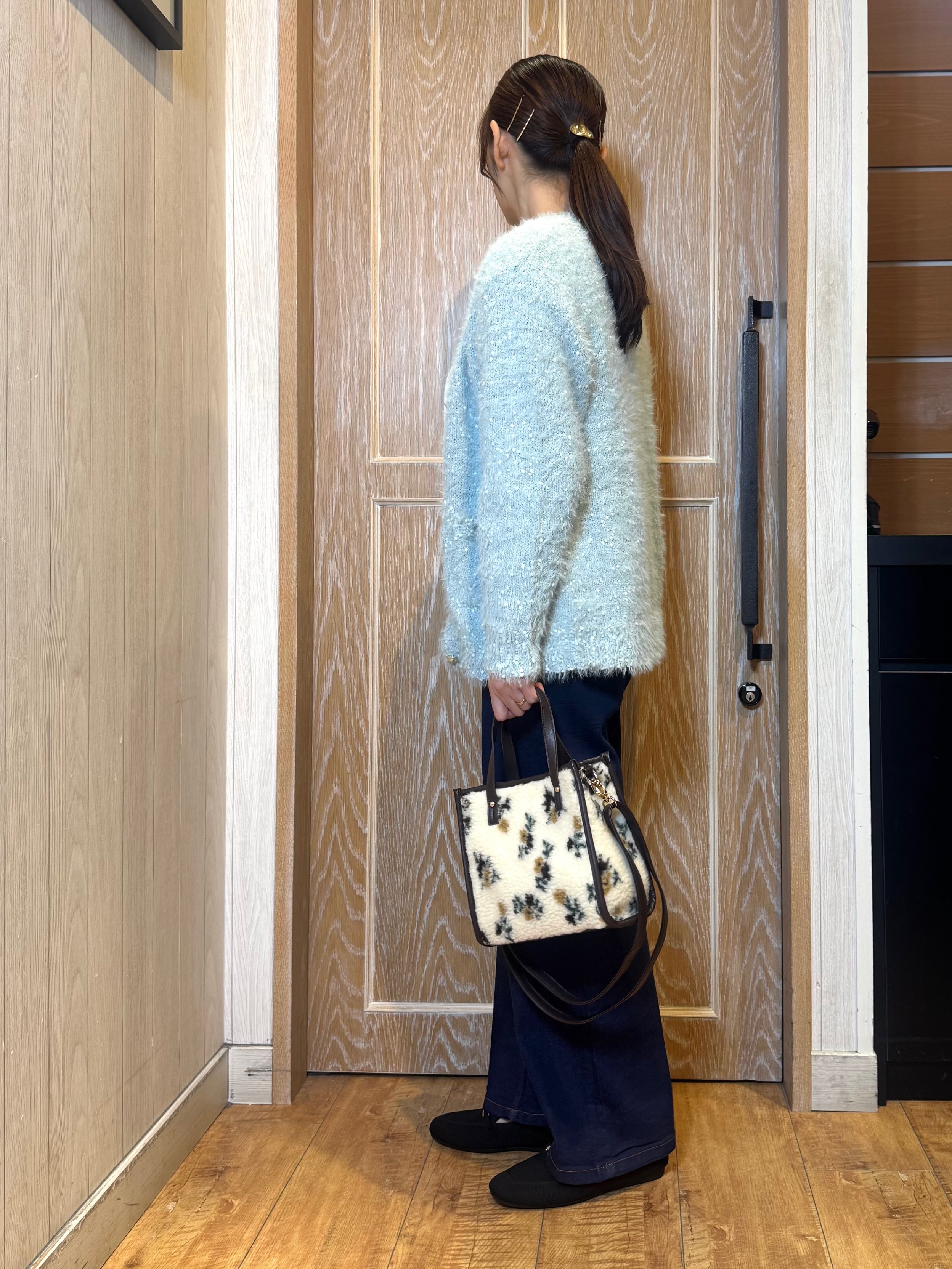 KAORIさんの「SHOO･LA･RUE｜【洗濯機可】ふわふわフェザーⅤネックカーディガン」を使ったコーディネート