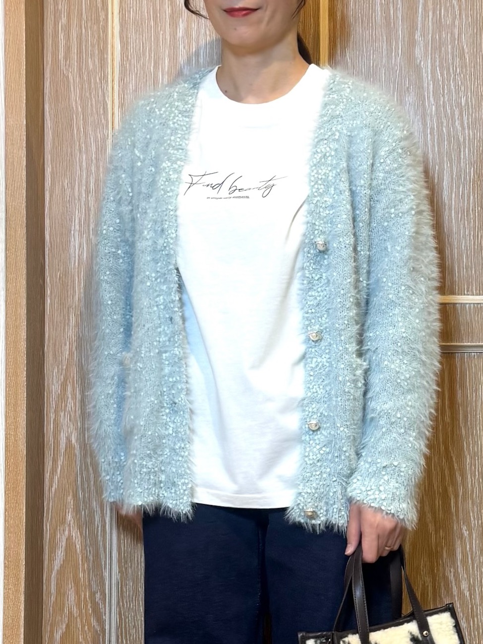 KAORIさんの「SHOO･LA･RUE｜【洗濯機可】ふわふわフェザーⅤネックカーディガン」を使ったコーディネート