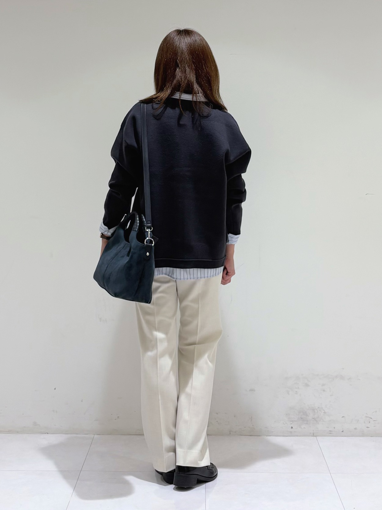 tsuyuさんの「INDIVI｜【合皮／ショルダー付】スエード調ミドルバッグ」を使ったコーディネート