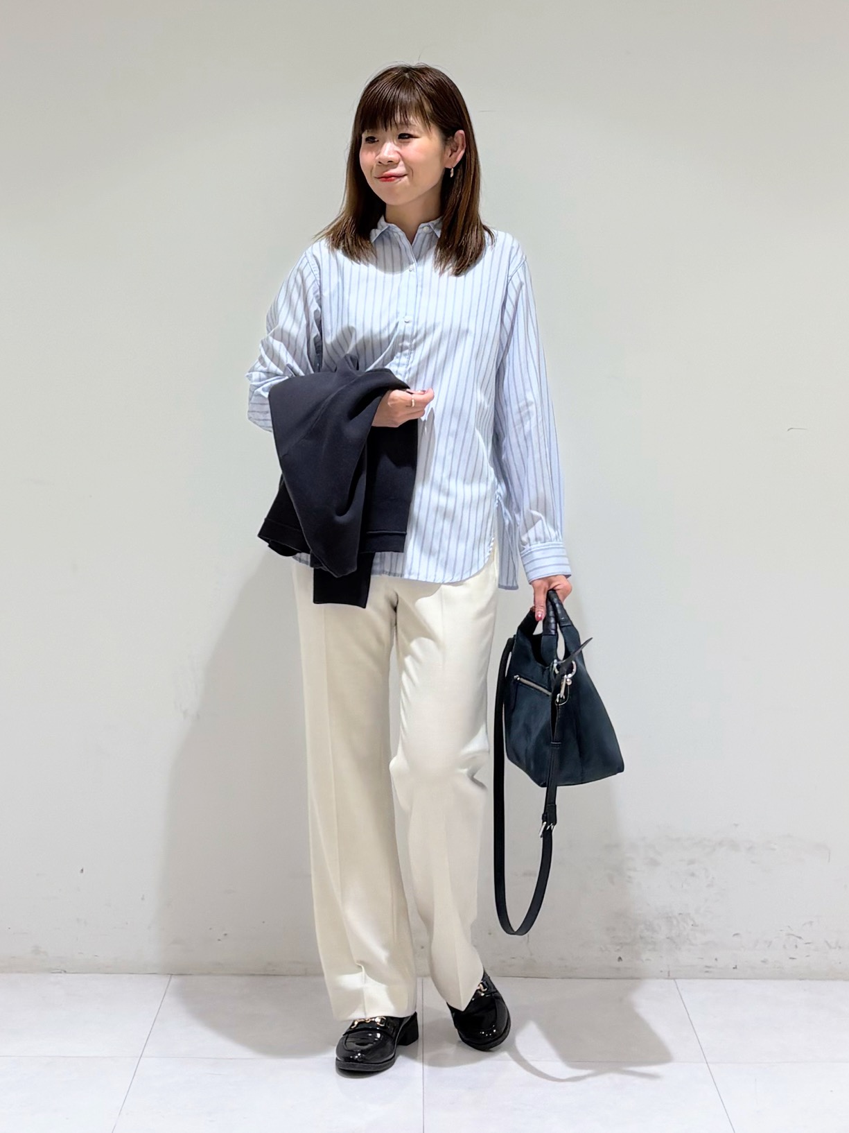 tsuyuさんの「INDIVI｜【合皮／ショルダー付】スエード調ミドルバッグ」を使ったコーディネート