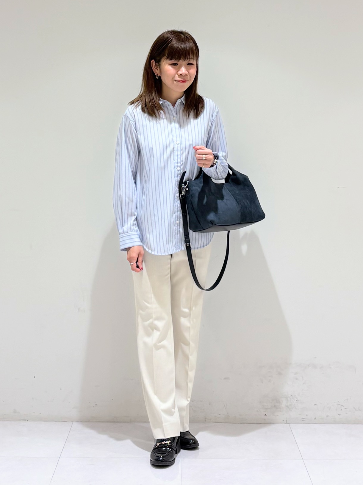 tsuyuさんの「INDIVI｜【合皮／ショルダー付】スエード調ミドルバッグ」を使ったコーディネート