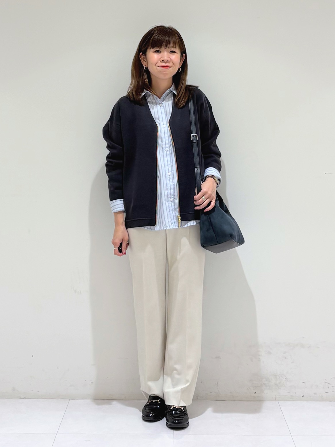 tsuyuさんの「INDIVI｜【合皮／ショルダー付】スエード調ミドルバッグ」を使ったコーディネート