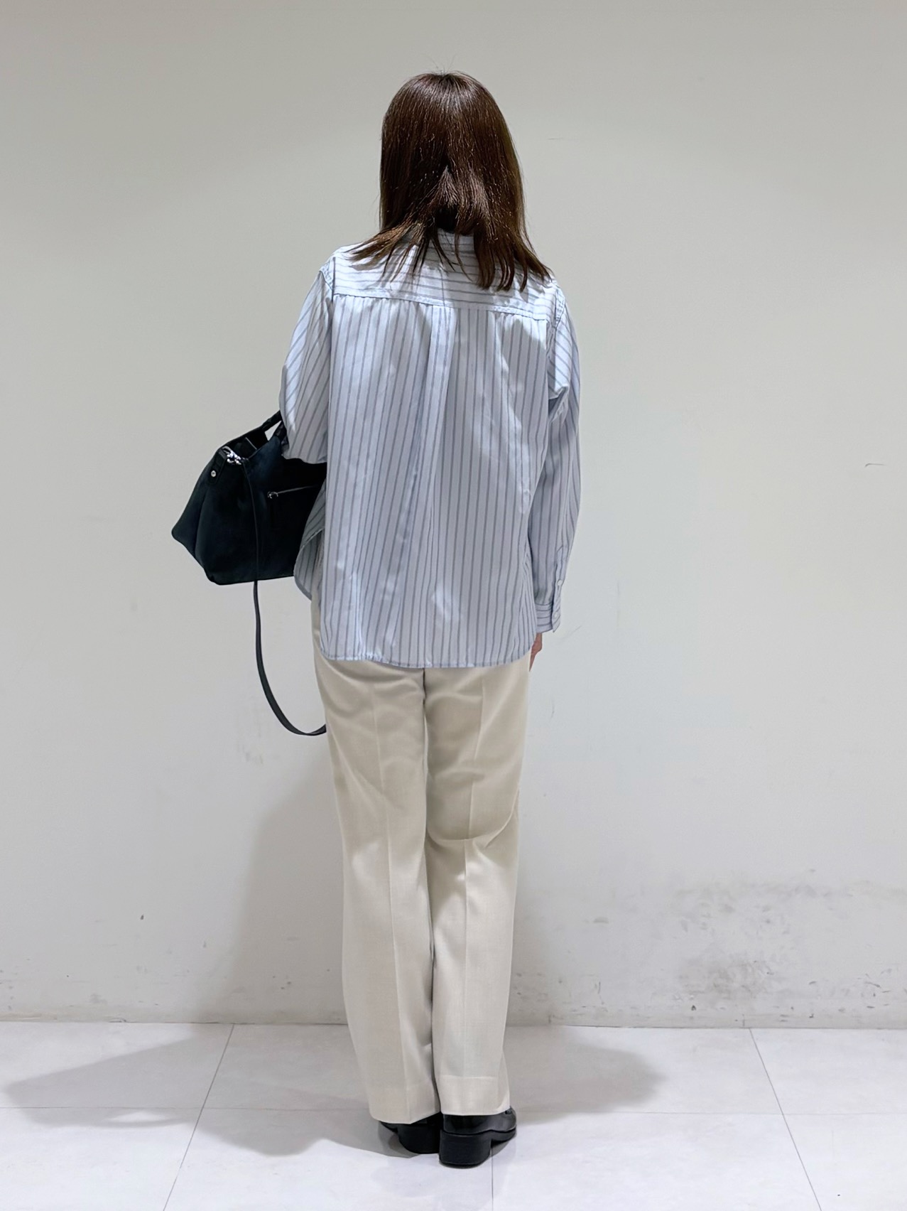 tsuyuさんの「INDIVI｜【合皮／ショルダー付】スエード調ミドルバッグ」を使ったコーディネート