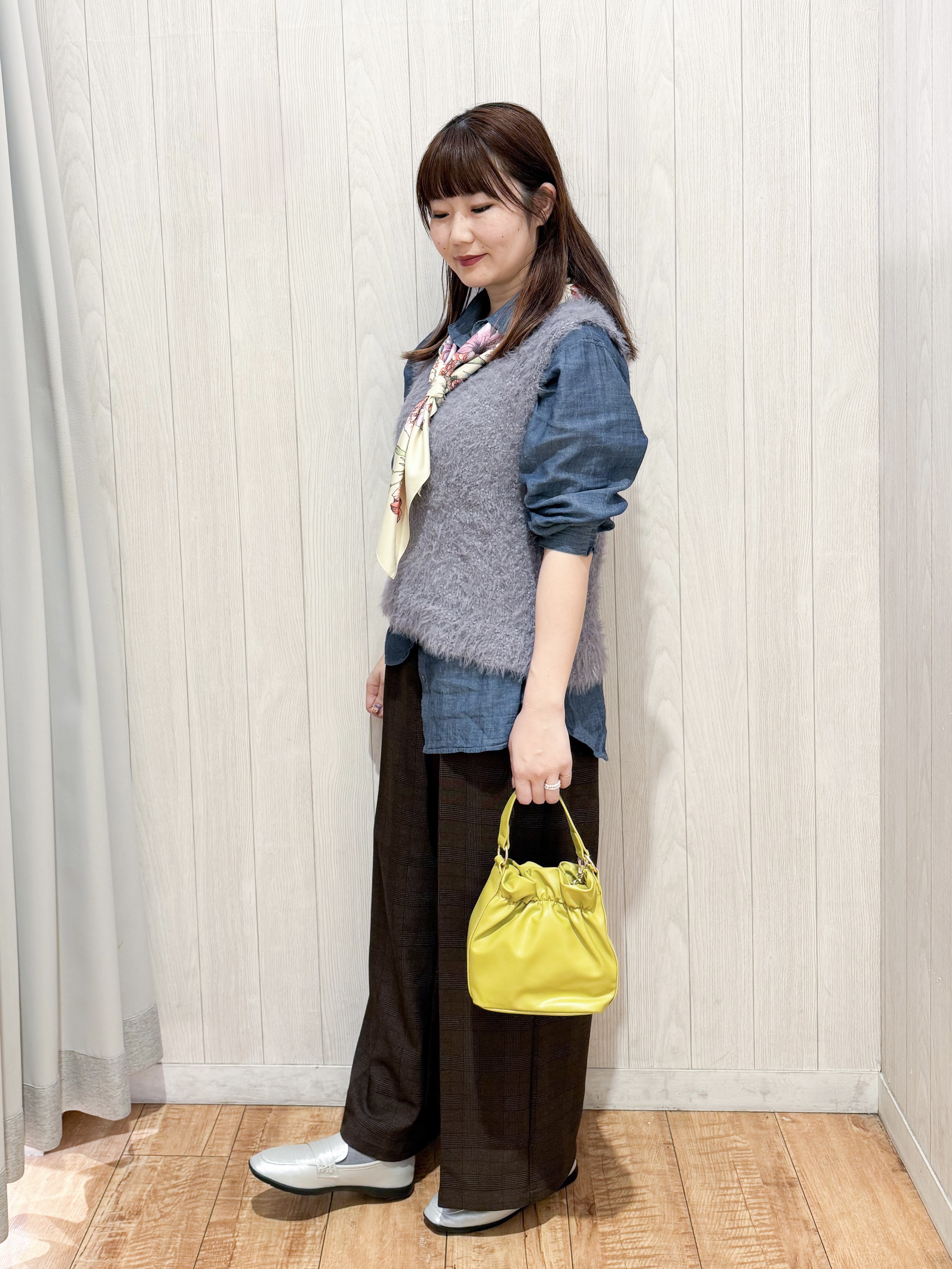 愛さんの「SHOO･LA･RUE｜【洗濯機可】重ねるだけで華やかに。ポンポンシャギーベスト」を使ったコーディネート