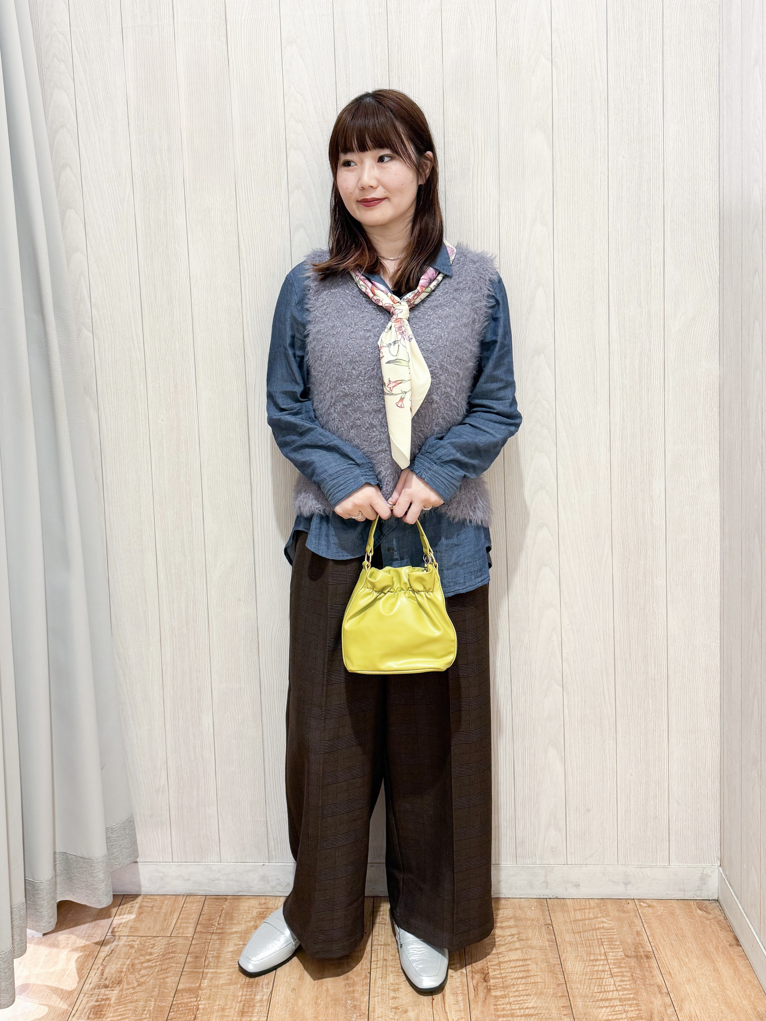 愛さんの「SHOO･LA･RUE｜【洗濯機可】重ねるだけで華やかに。ポンポンシャギーベスト」を使ったコーディネート