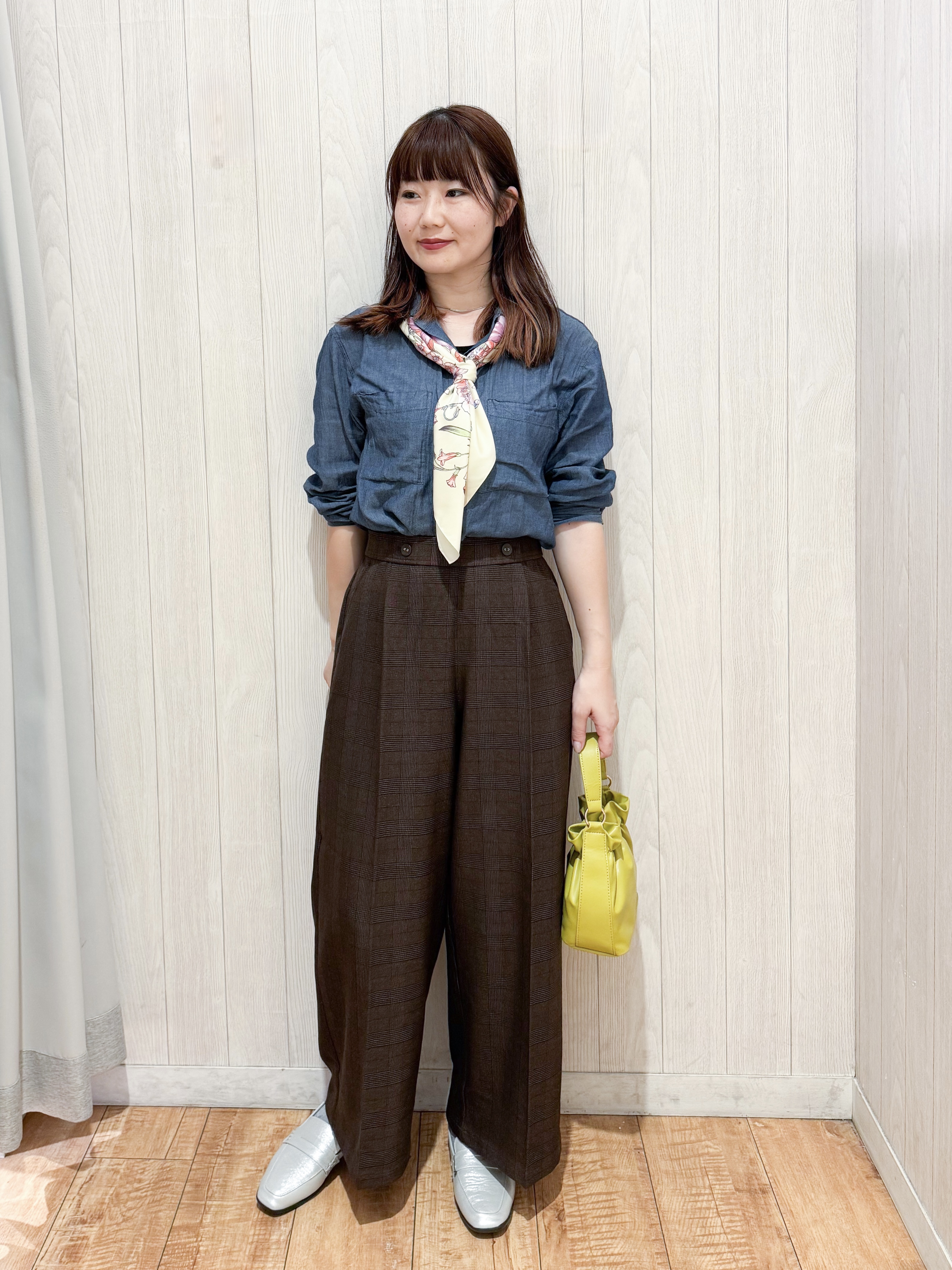 愛さんの「SHOO･LA･RUE｜【洗濯機可】重ねるだけで華やかに。ポンポンシャギーベスト」を使ったコーディネート