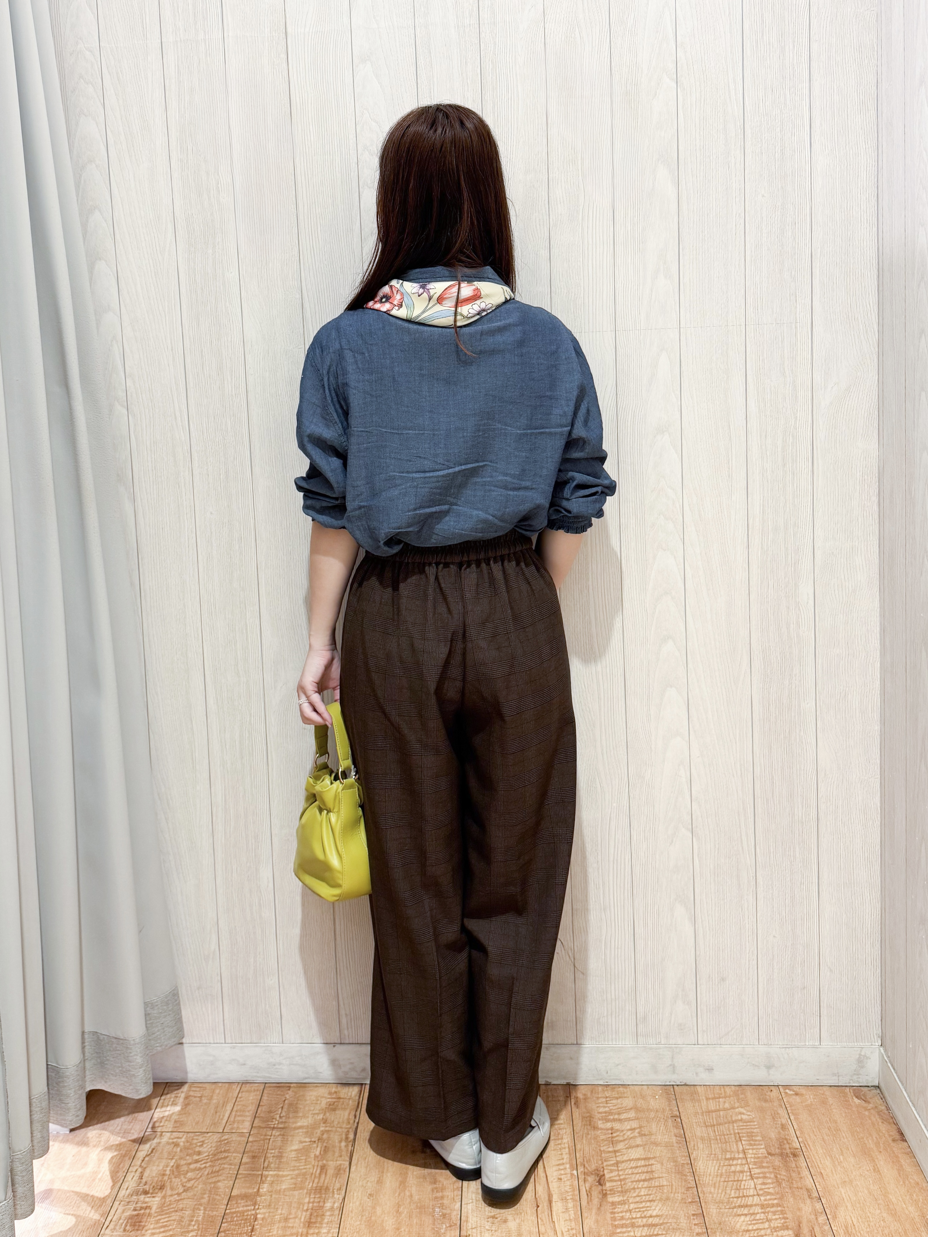 愛さんの「SHOO･LA･RUE｜【洗濯機可】重ねるだけで華やかに。ポンポンシャギーベスト」を使ったコーディネート