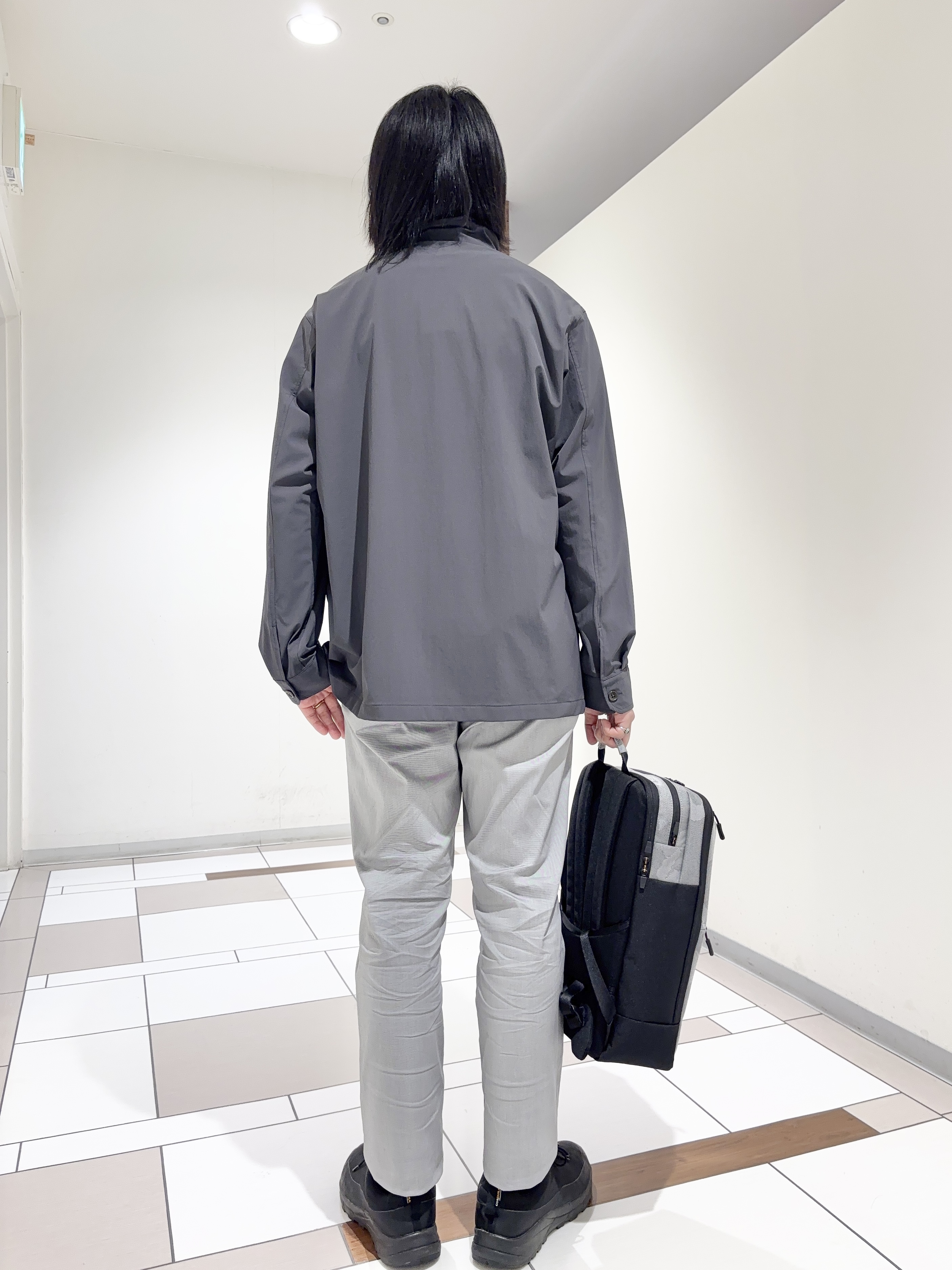 及川さんの「TAKEO KIKUCHI｜3Dナイロンストレッチ　スタンドカラーブルゾン」を使ったコーディネート