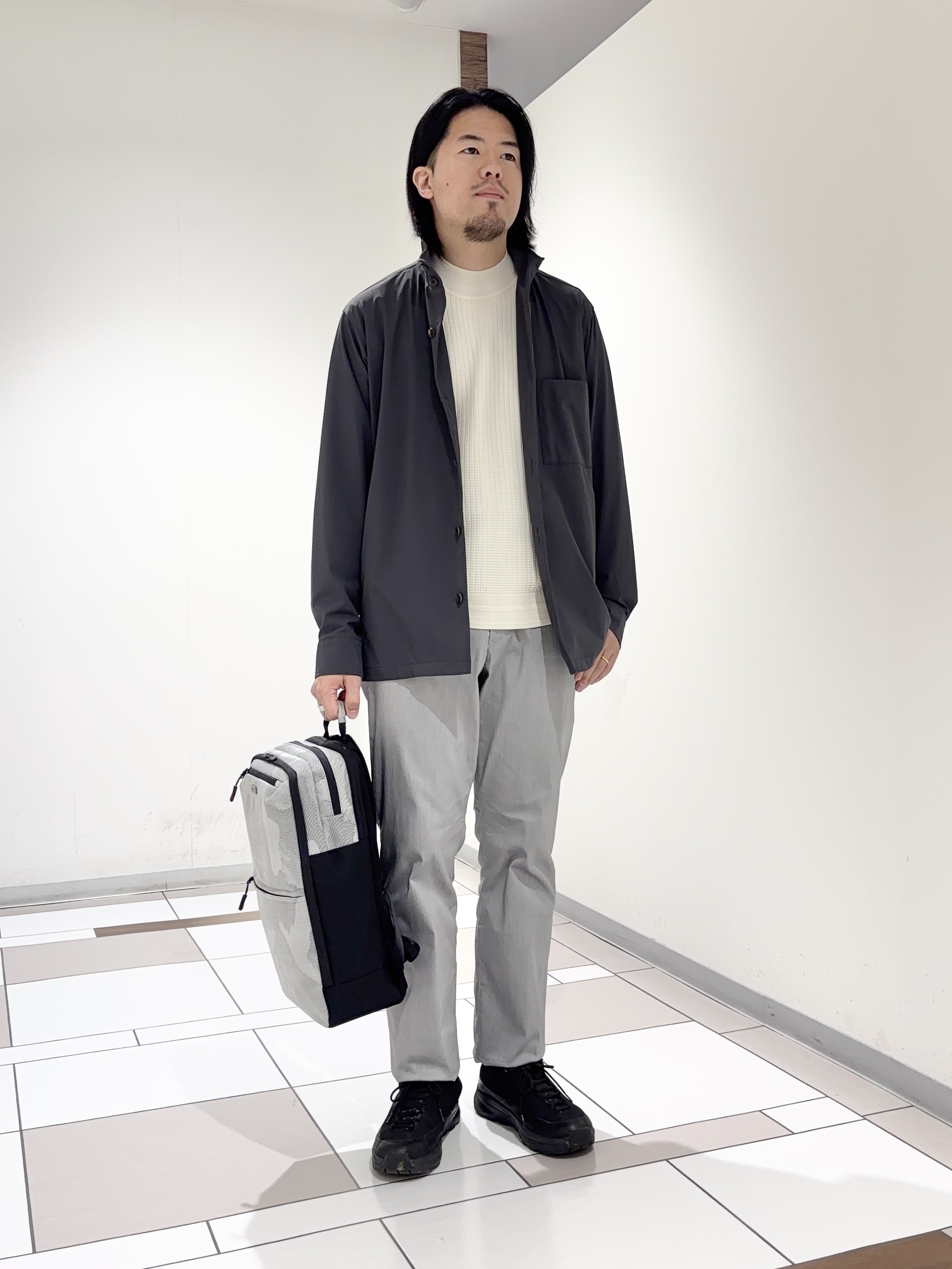 及川さんの「TAKEO KIKUCHI｜3Dナイロンストレッチ　スタンドカラーブルゾン」を使ったコーディネート