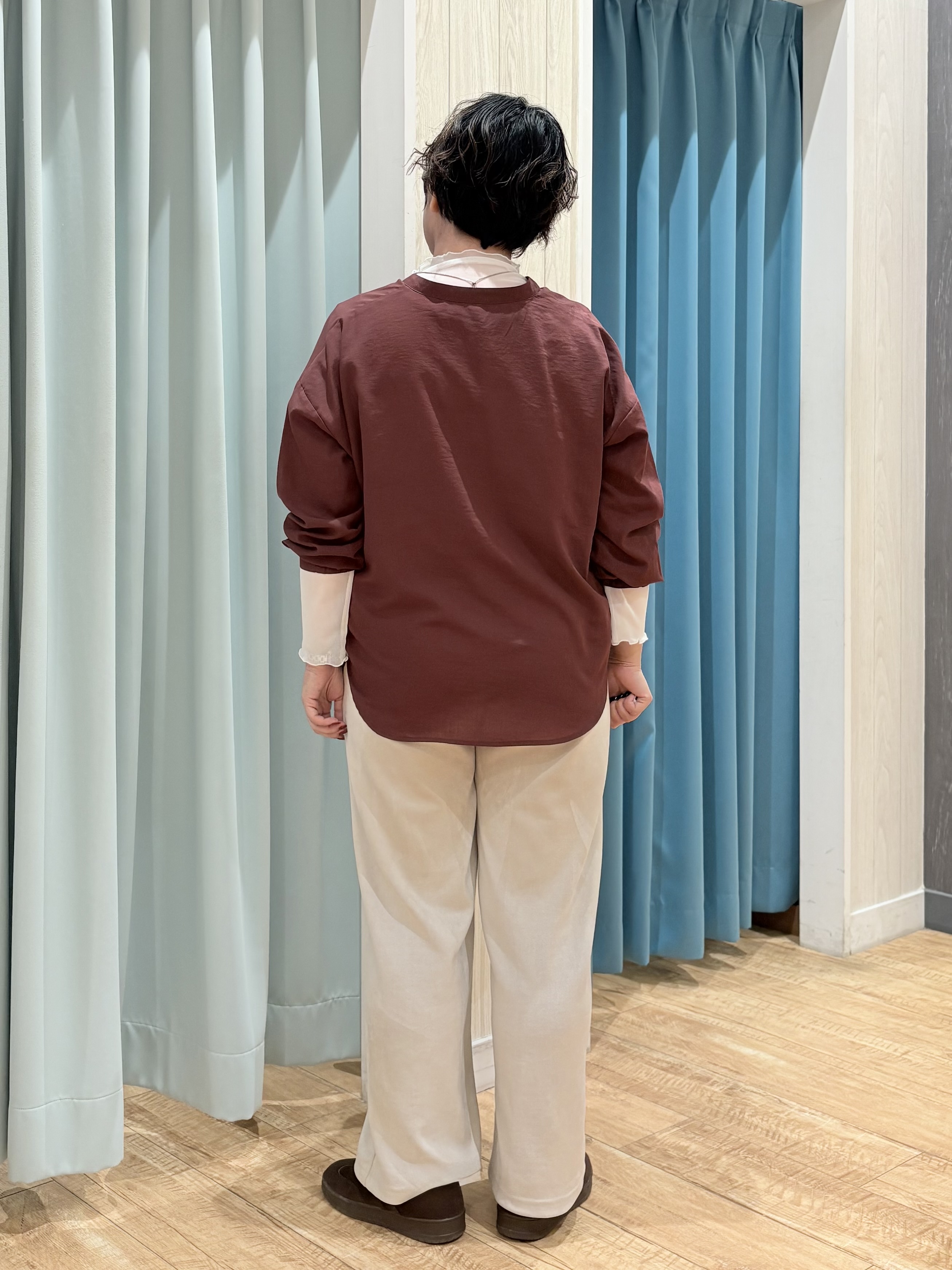 砂糖さんの「SHOO･LA･RUE｜【洗濯後しわになりにくい/S-LL】こなれ見え ゆるっと キーネック金ボタンポケットシャツ」を使ったコーディネート