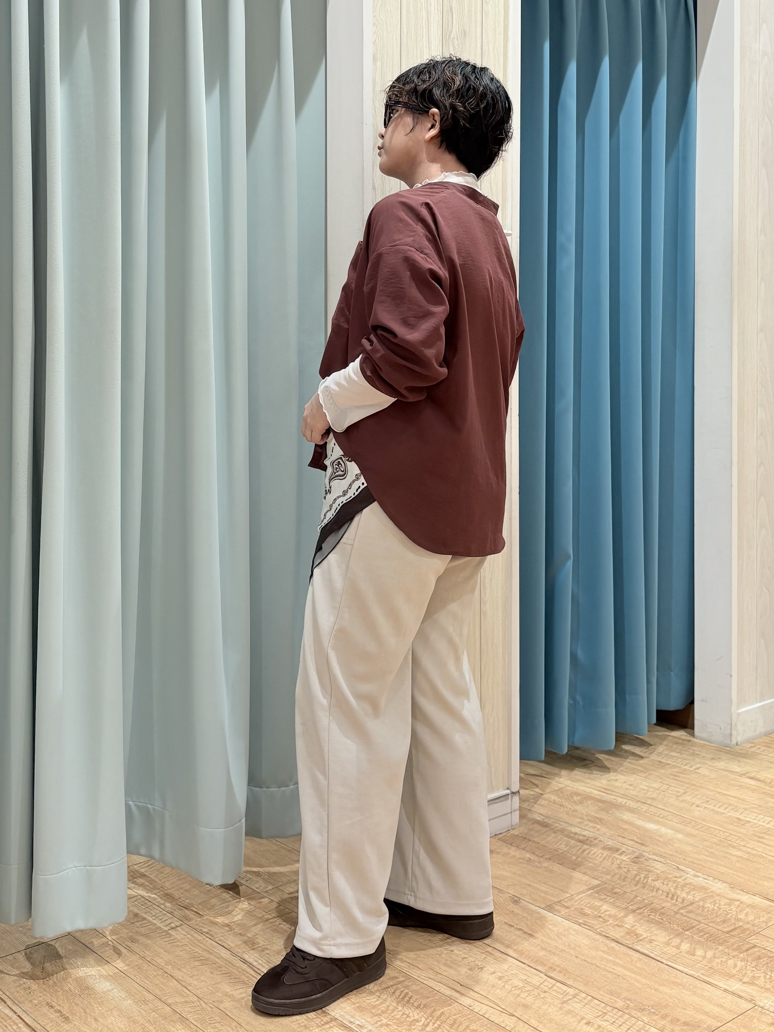 砂糖さんの「SHOO･LA･RUE｜【洗濯後しわになりにくい/S-LL】こなれ見え ゆるっと キーネック金ボタンポケットシャツ」を使ったコーディネート