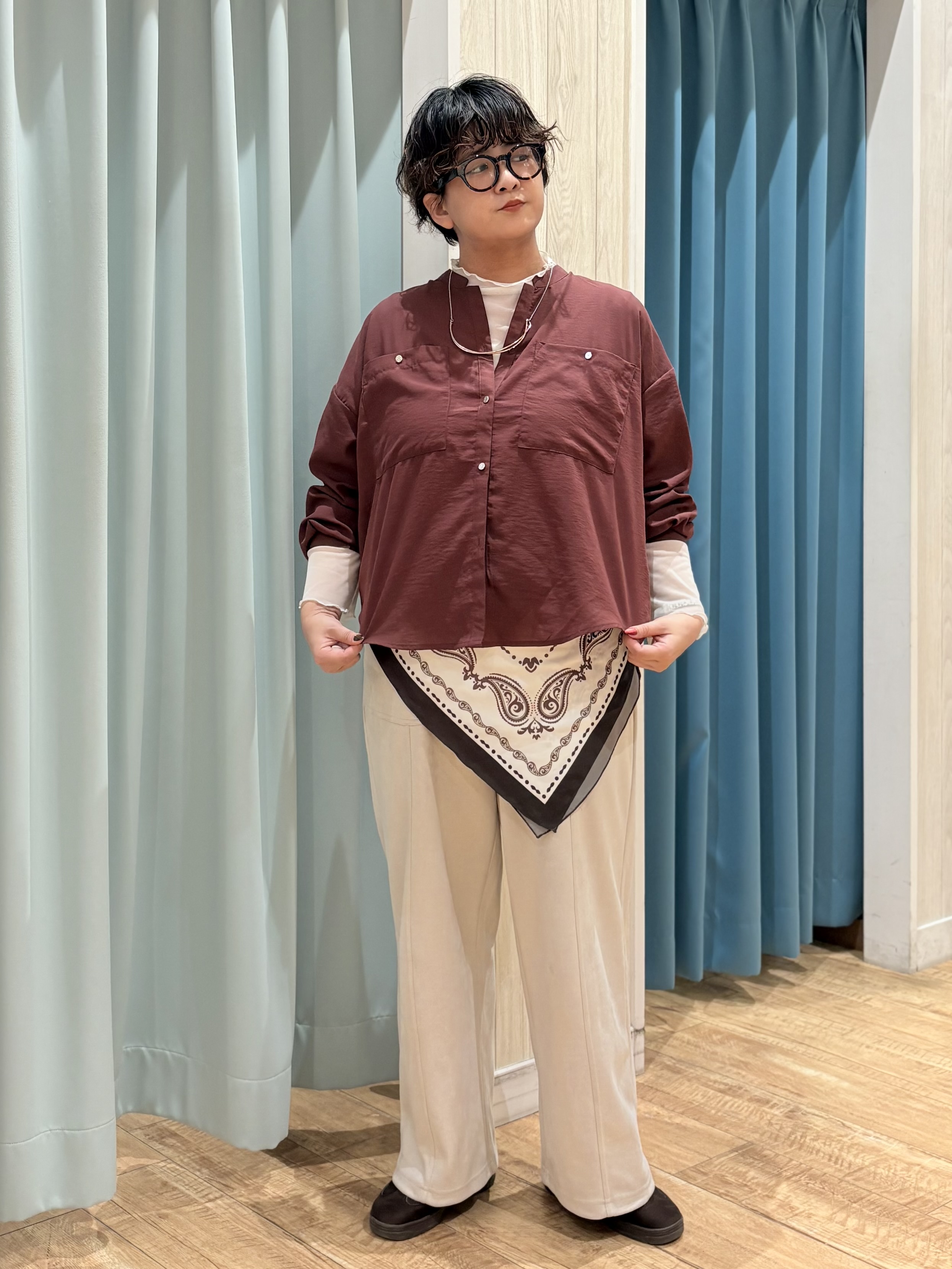 砂糖さんの「SHOO･LA･RUE｜【洗濯後しわになりにくい/S-LL】こなれ見え ゆるっと キーネック金ボタンポケットシャツ」を使ったコーディネート