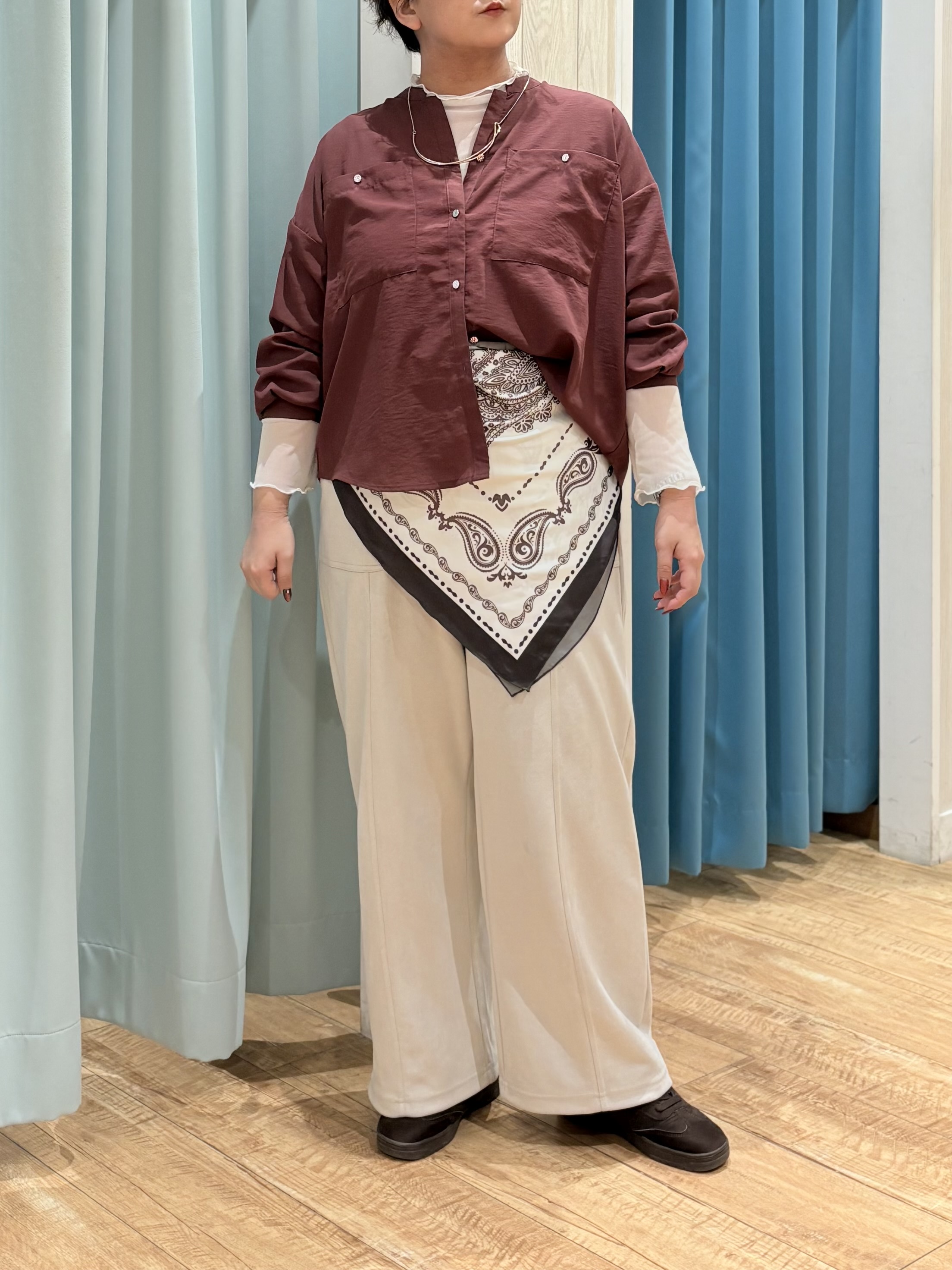 砂糖さんの「SHOO･LA･RUE｜【洗濯後しわになりにくい/S-LL】こなれ見え ゆるっと キーネック金ボタンポケットシャツ」を使ったコーディネート