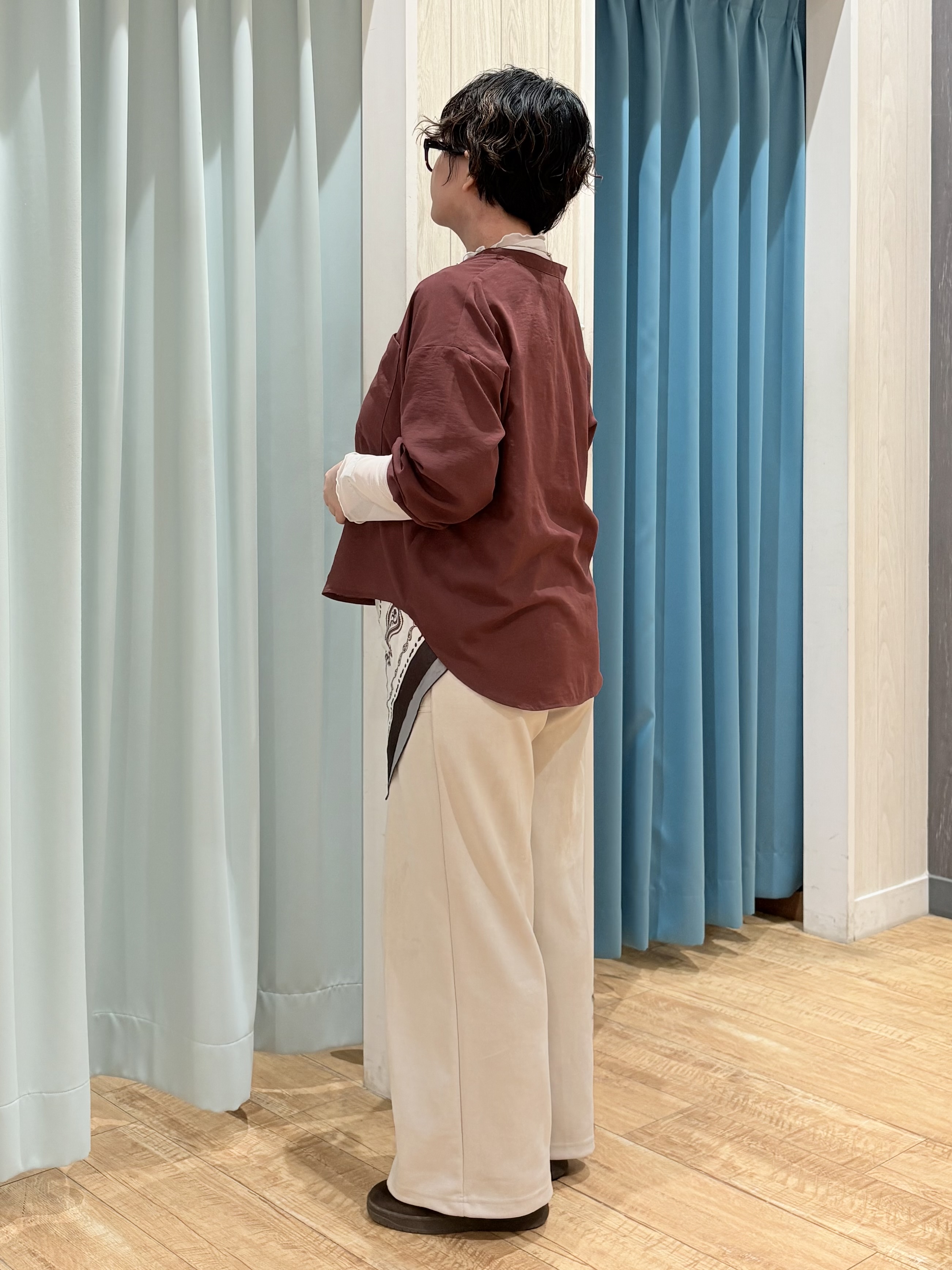 砂糖さんの「SHOO･LA･RUE｜【洗濯後しわになりにくい/S-LL】こなれ見え ゆるっと キーネック金ボタンポケットシャツ」を使ったコーディネート