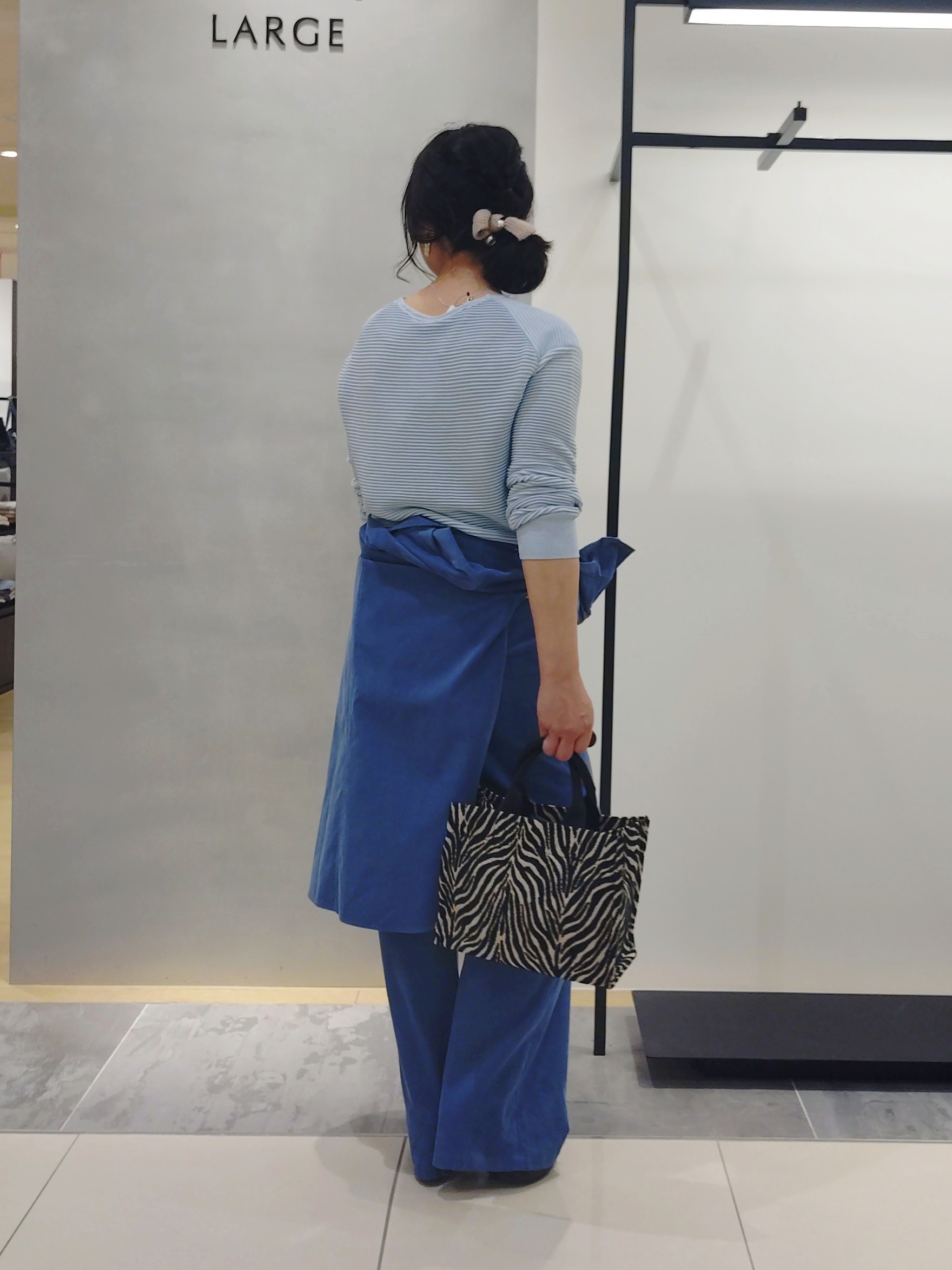 TOMOMIさんの「INDIVI｜【大人コーデュロイ／SETUP可】ソフトセミワイドパンツ」を使ったコーディネート